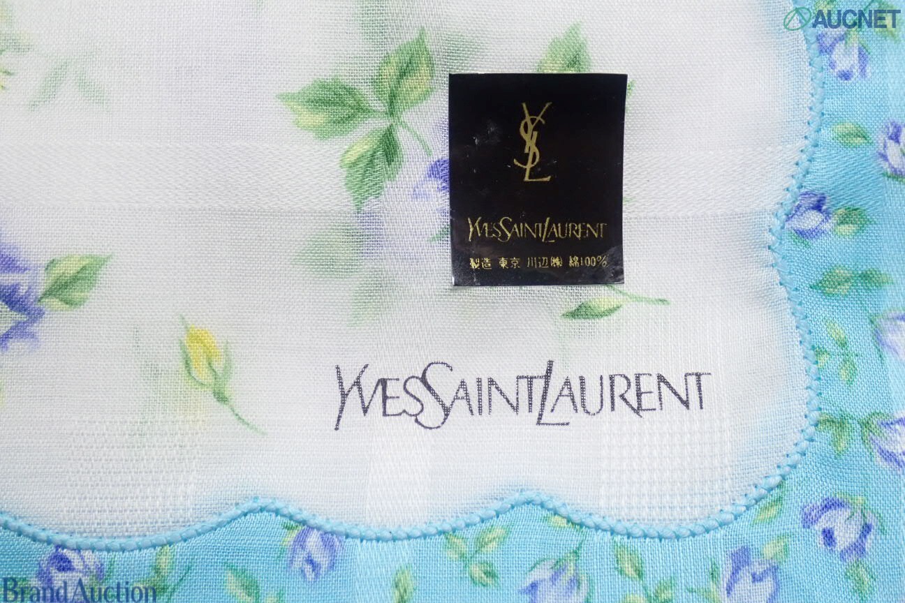 Cinque fazzoletti Yves Saint Laurent in cotone a stampa floreale, piegati su assi bianche, ognuno con etichetta. — vista 4