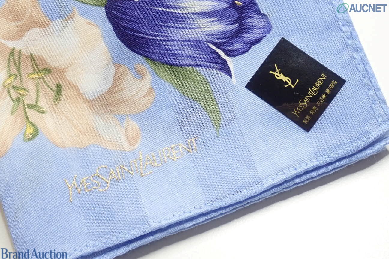 Cinque fazzoletti Yves Saint Laurent in cotone a stampa floreale, piegati su assi bianche, ognuno con etichetta. — vista 5
