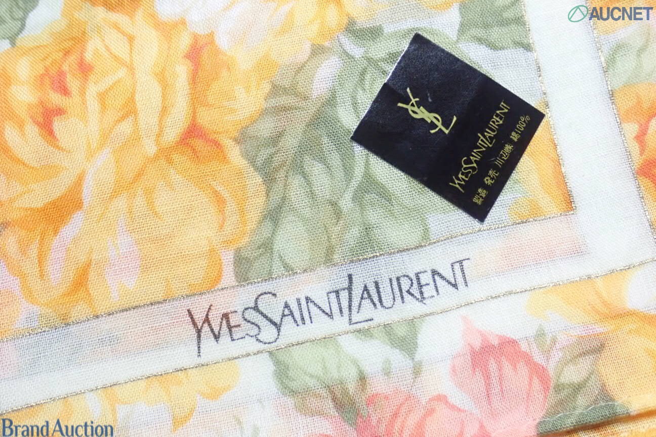 Cinque fazzoletti Yves Saint Laurent in cotone a stampa floreale, piegati su assi bianche, ognuno con etichetta. — vista 6