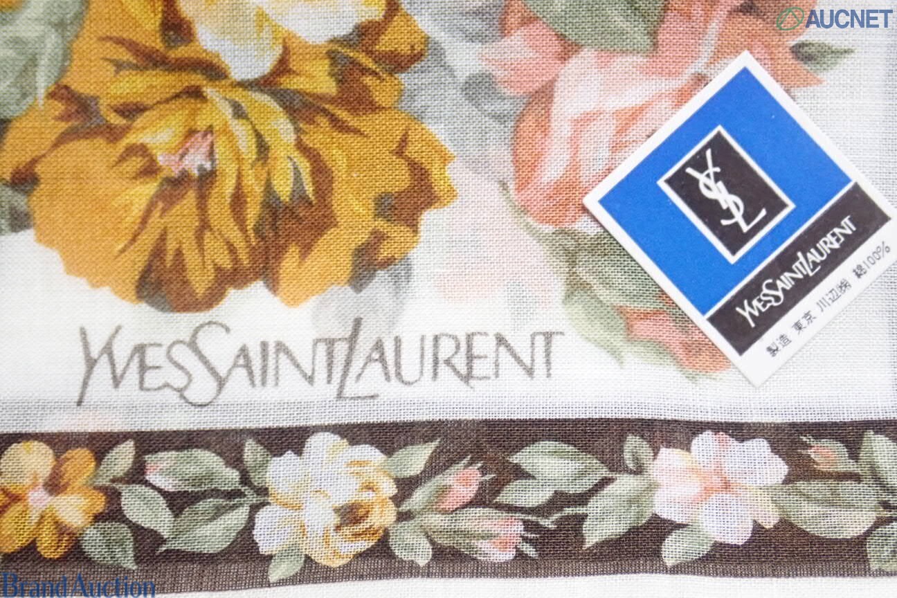 Cinque fazzoletti Yves Saint Laurent in cotone a stampa floreale, piegati su assi bianche, ognuno con etichetta. — vista 7