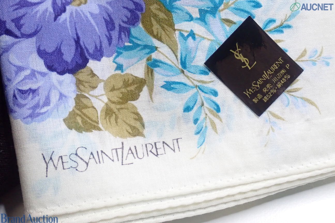 Cinque fazzoletti Yves Saint Laurent in cotone a stampa floreale, piegati su assi bianche, ognuno con etichetta. — vista 8