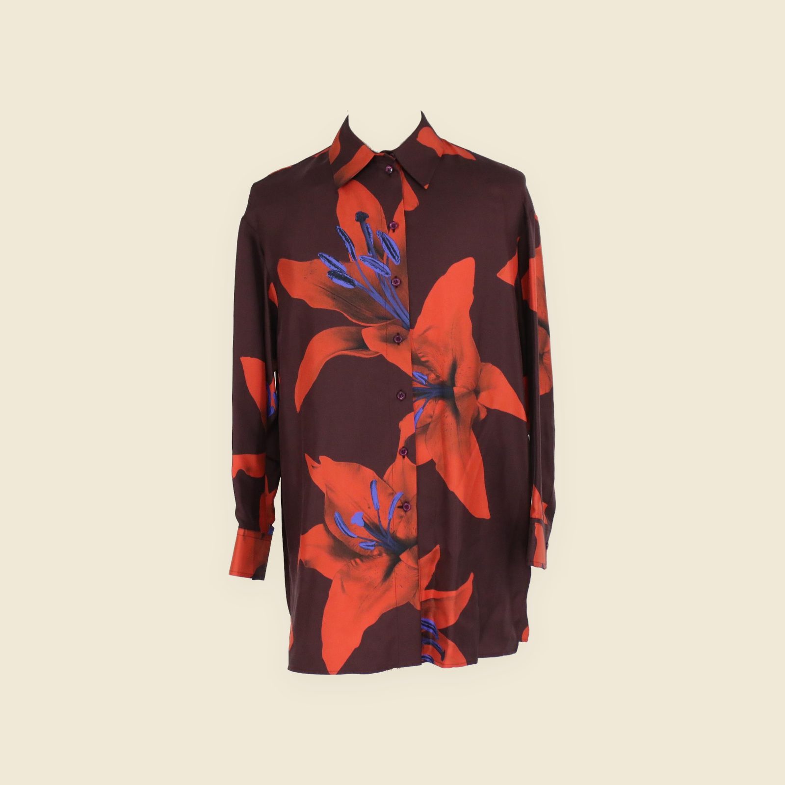 Camicia McQueen in raso di seta su manichino, fondo bordeaux con grandi gigli rosso arancio e stami blu, colletto classico