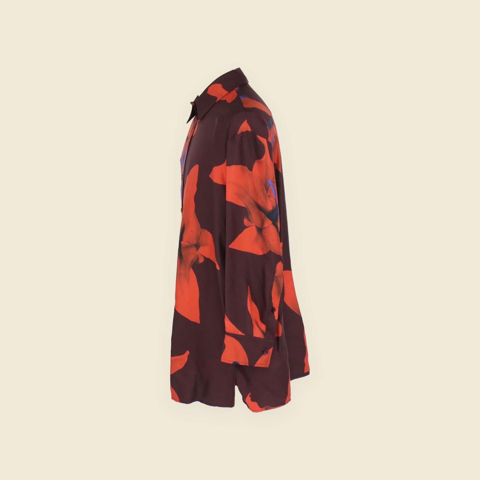Camicia McQueen in raso di seta su manichino, fondo bordeaux con grandi gigli rosso arancio e stami blu, colletto classico — vista 2