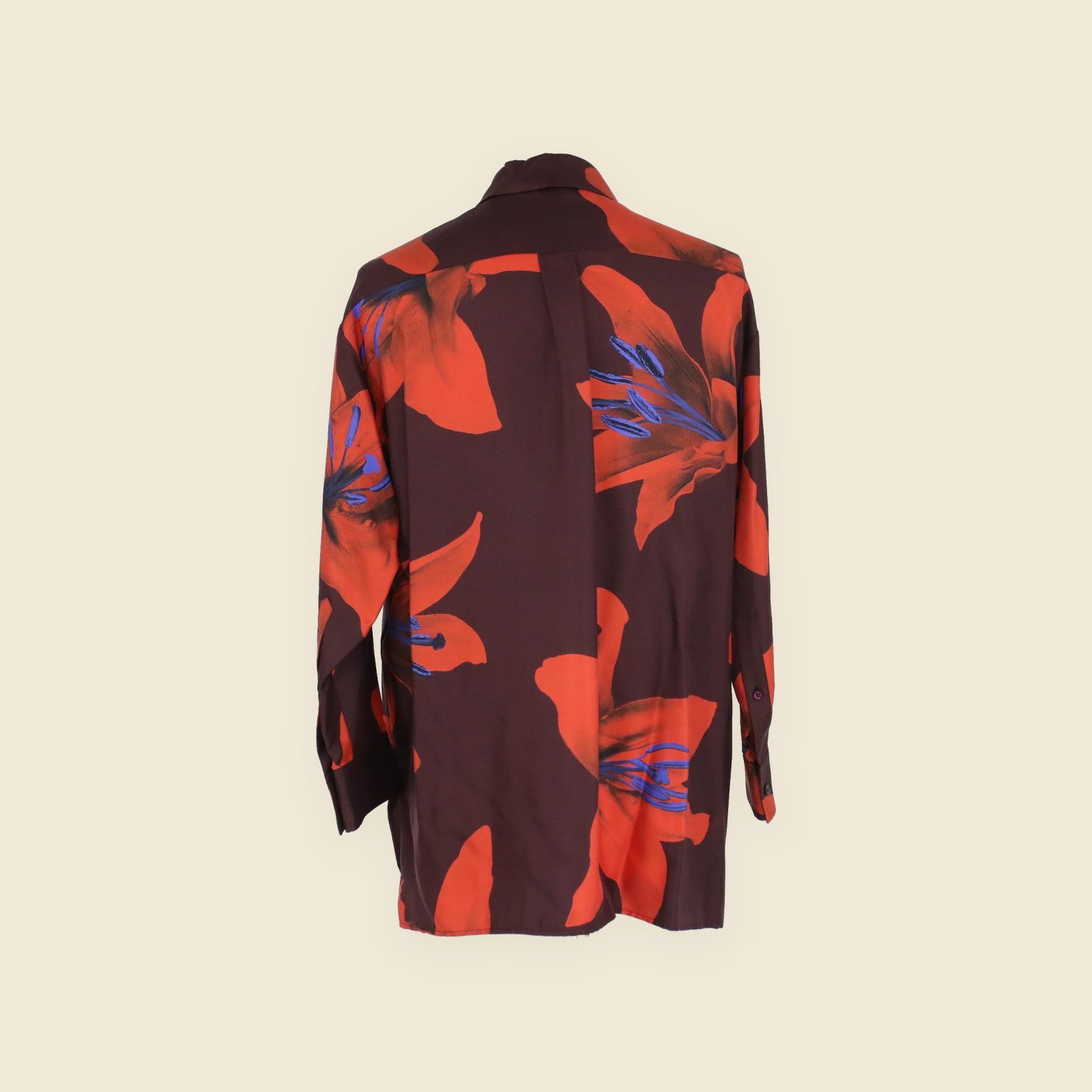 Camicia McQueen in raso di seta su manichino, fondo bordeaux con grandi gigli rosso arancio e stami blu, colletto classico — vista 3