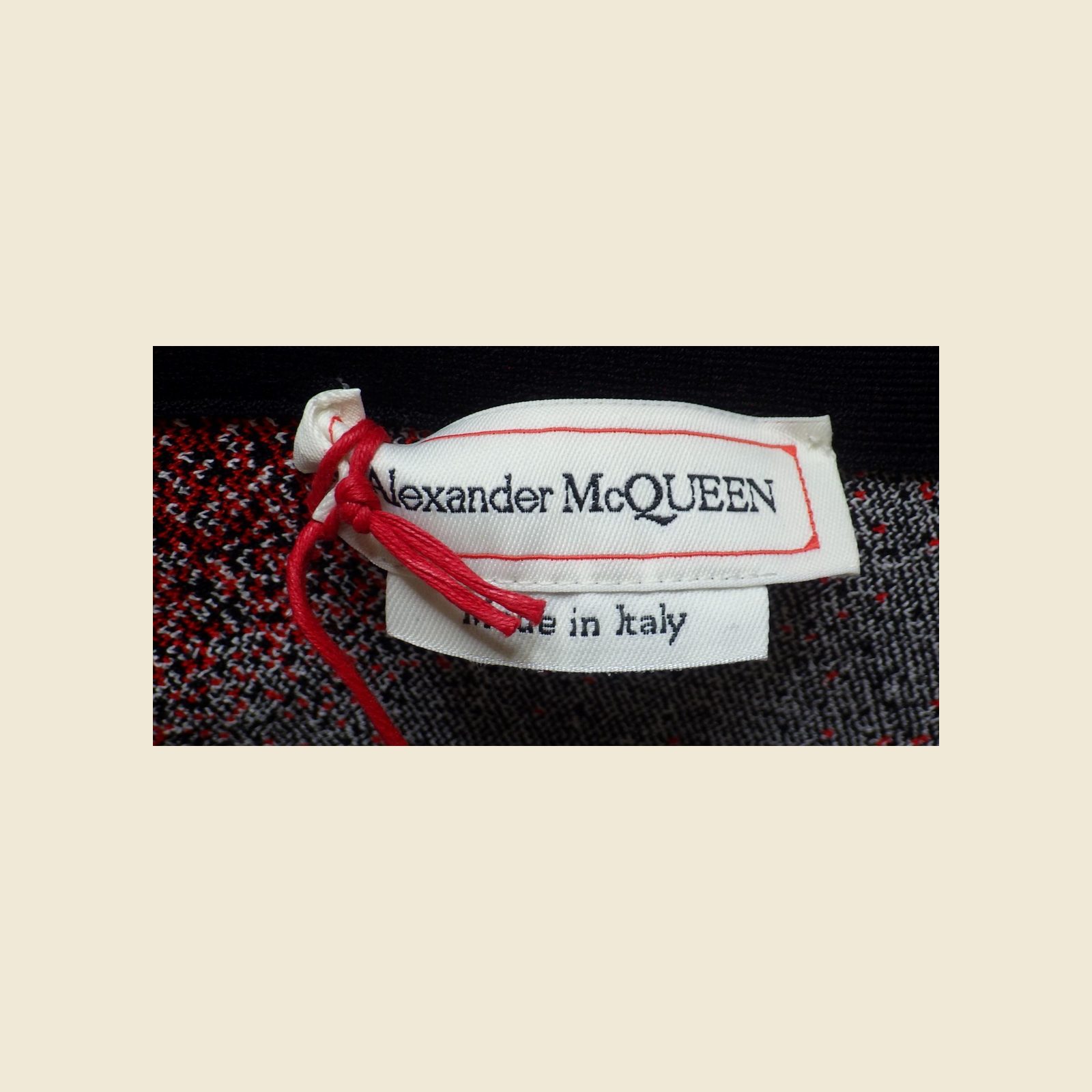 Gonna a tubino Alexander McQueen appesa, sfumatura a spruzzo nero, rosso e bianco, cerniera argentata sopra l'orlo — vista 3