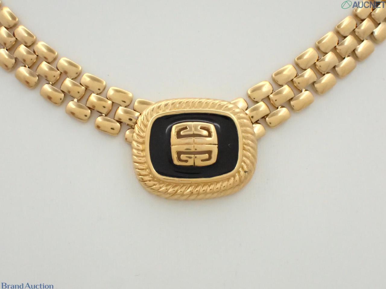 Collana Givenchy a tre file di maglie color oro, pendente rettangolare nero con le quattro G e bordo a cordoncino