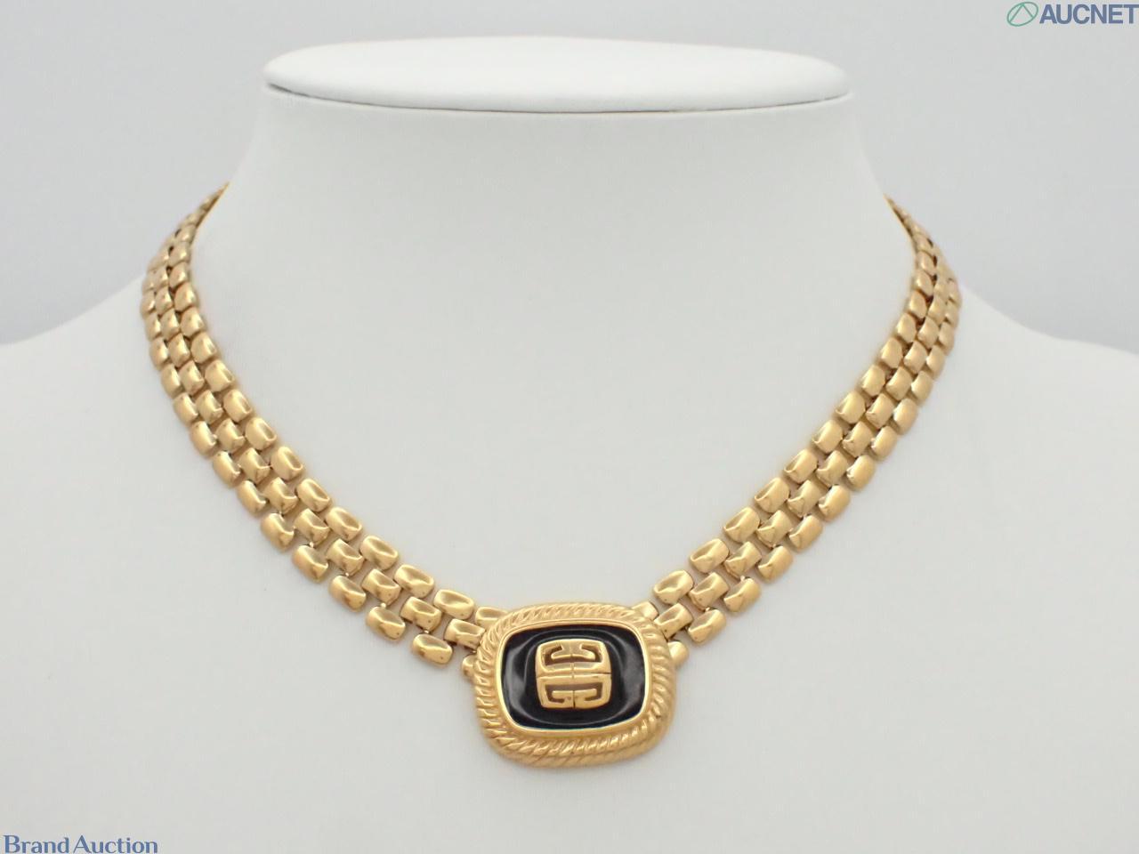 Collana Givenchy a tre file di maglie color oro, pendente rettangolare nero con le quattro G e bordo a cordoncino — vista 3
