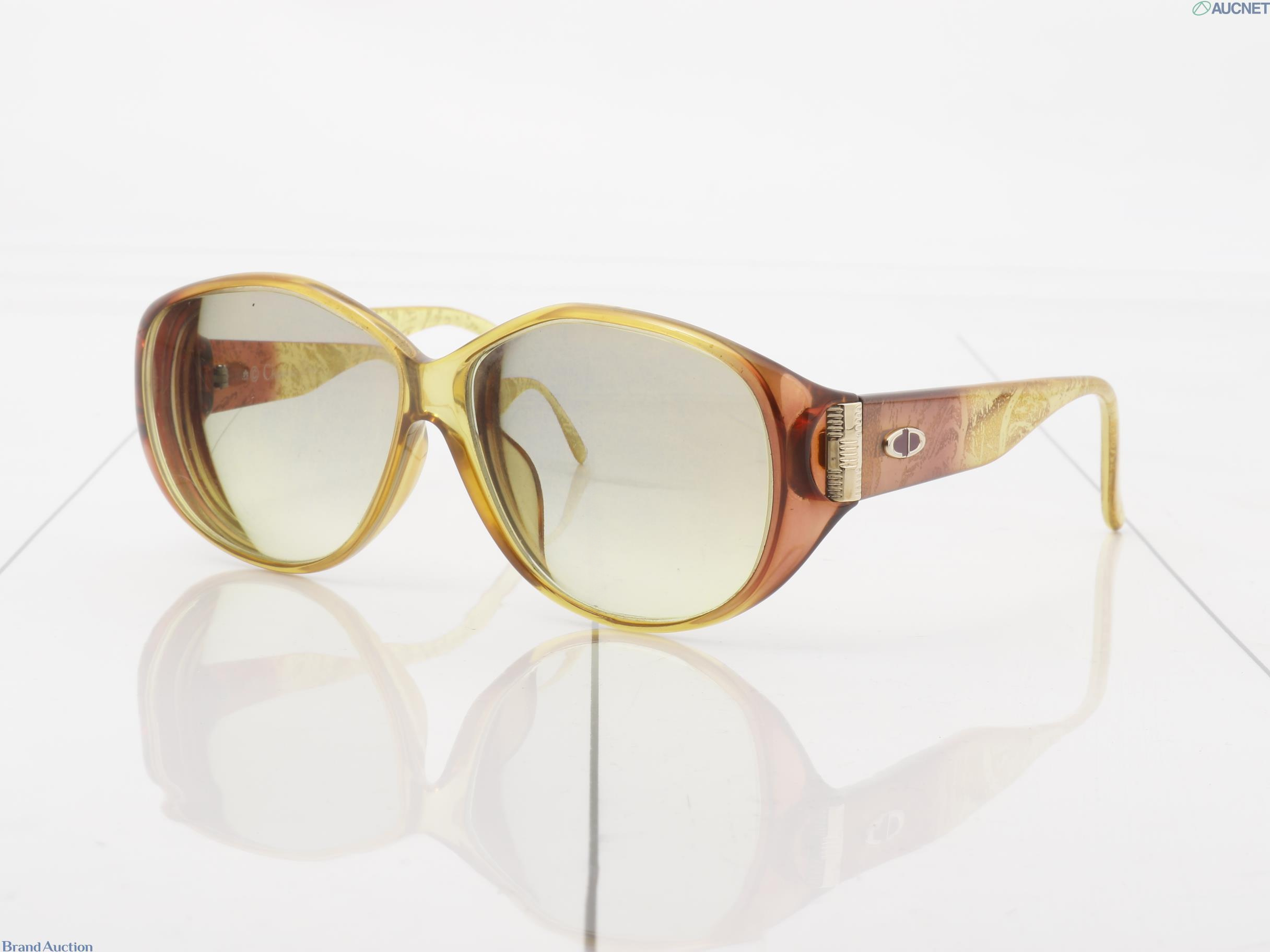 Occhiali da sole Christian Dior, montatura ampia sfumata dal miele al bruno, aste con inclusioni dorate e sigla CD in metallo
