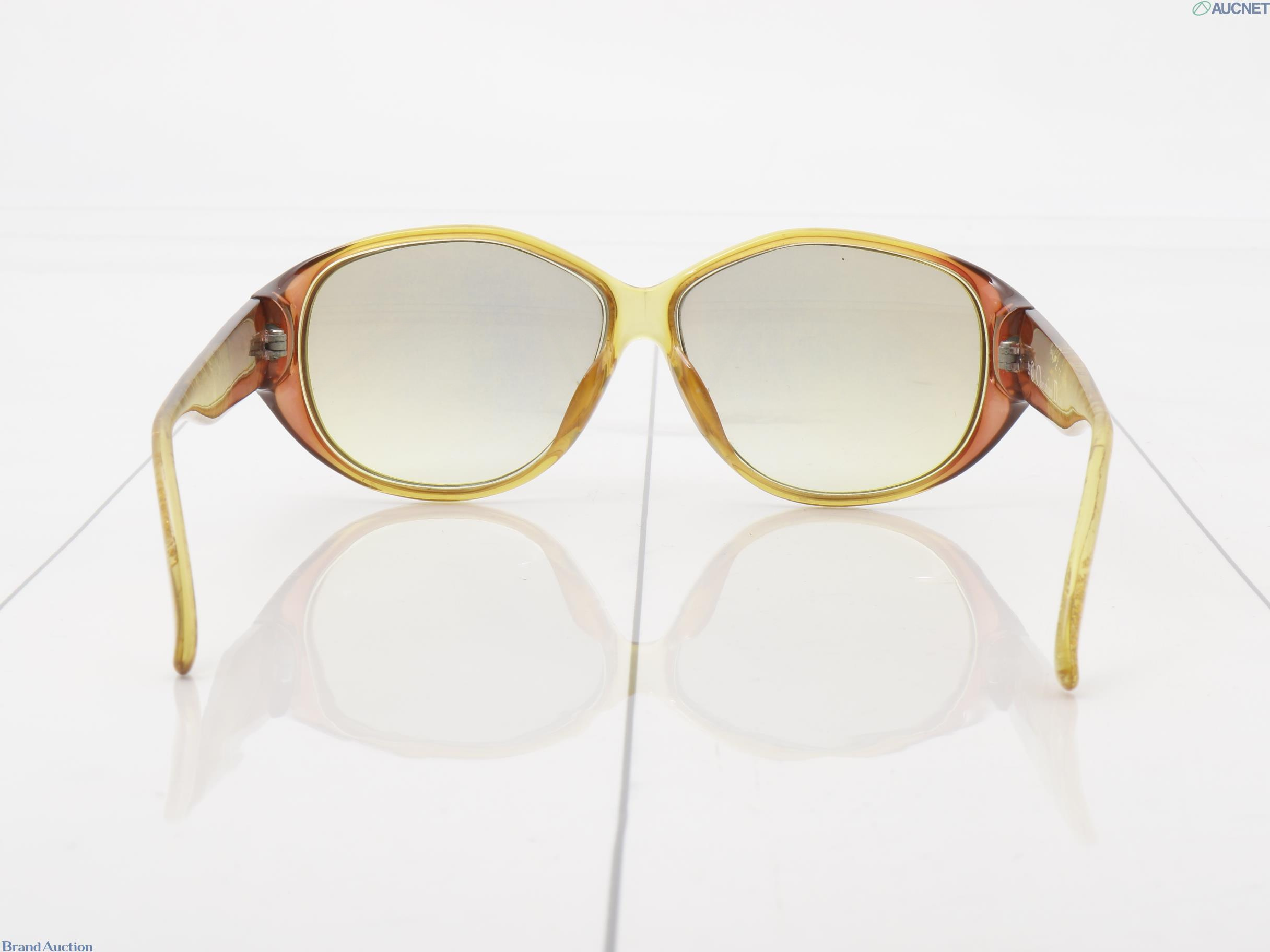 Occhiali da sole Christian Dior, montatura ampia sfumata dal miele al bruno, aste con inclusioni dorate e sigla CD in metallo — vista 2