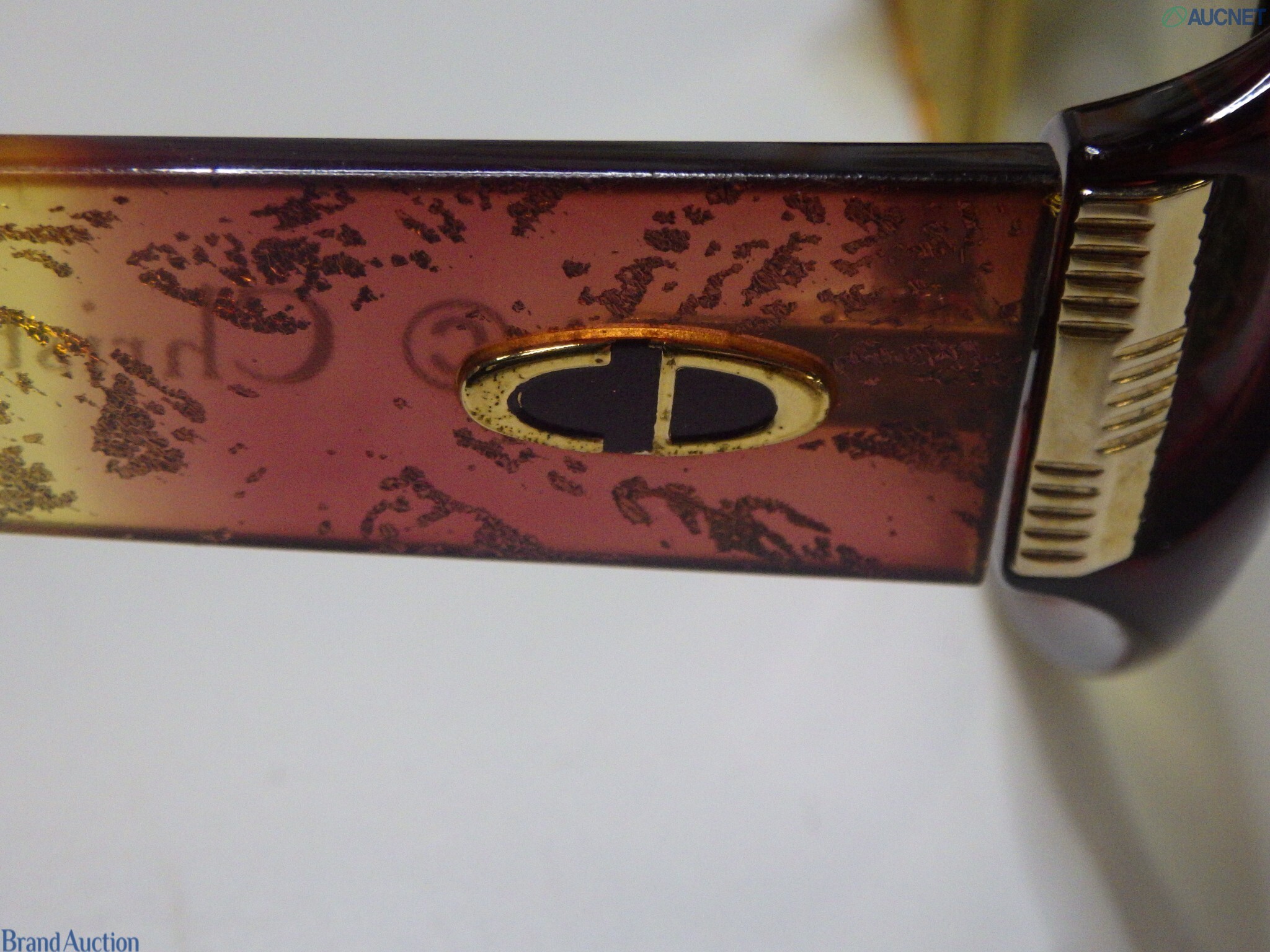 Occhiali da sole Christian Dior, montatura ampia sfumata dal miele al bruno, aste con inclusioni dorate e sigla CD in metallo — vista 4