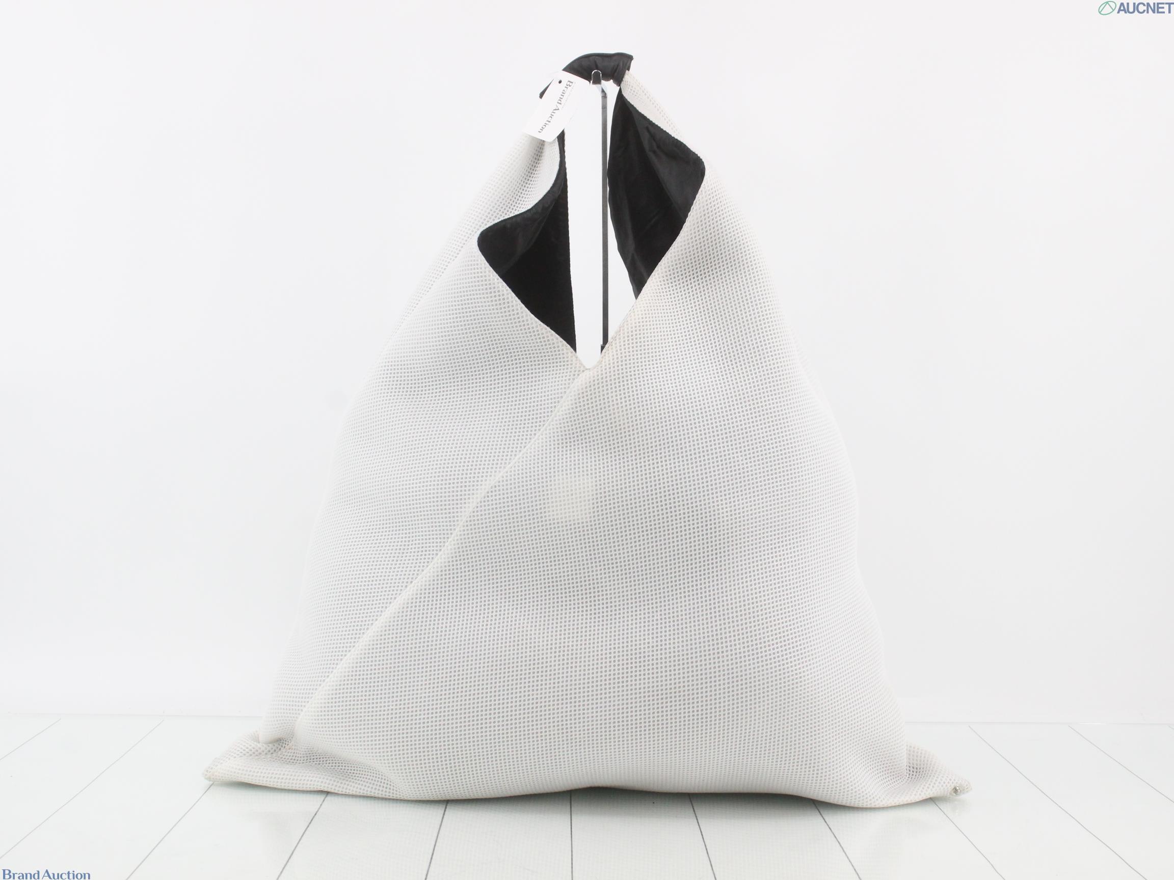 Borsa a spalla Maison Margiela a forma triangolare in rete bianca con interno nero, vista frontale su fondo chiaro