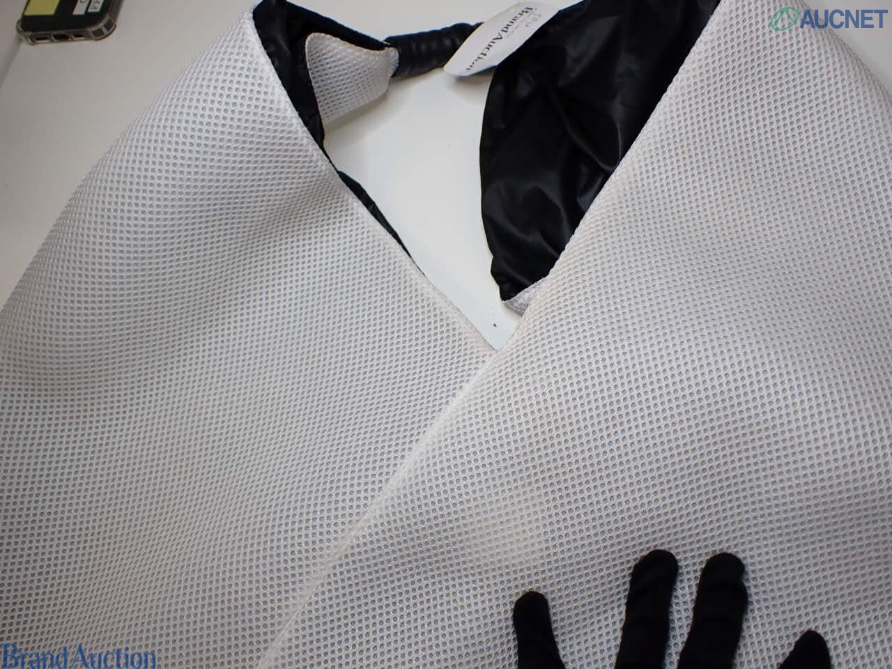 Borsa a spalla Maison Margiela a forma triangolare in rete bianca con interno nero, vista frontale su fondo chiaro — vista 11