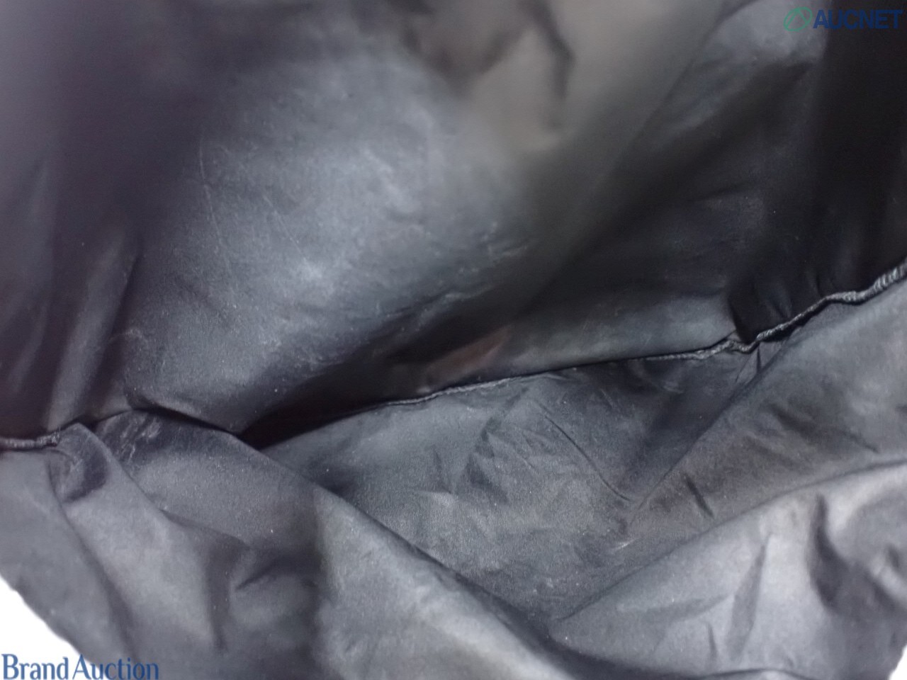 Borsa a spalla Maison Margiela a forma triangolare in rete bianca con interno nero, vista frontale su fondo chiaro — vista 12