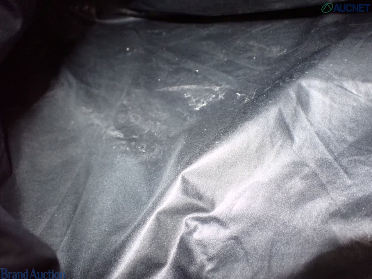 Borsa a spalla Maison Margiela a forma triangolare in rete bianca con interno nero, vista frontale su fondo chiaro — vista 13