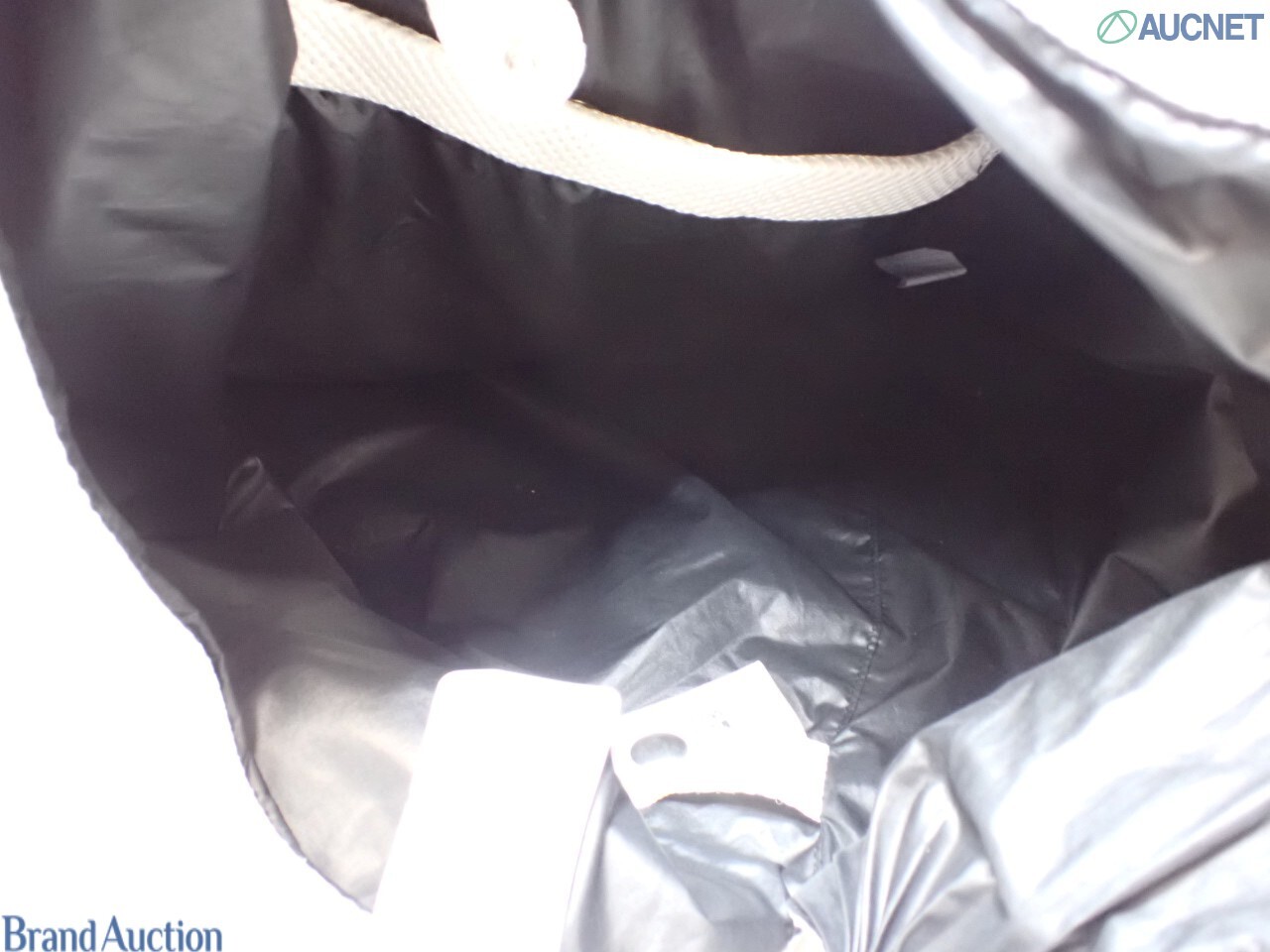 Borsa a spalla Maison Margiela a forma triangolare in rete bianca con interno nero, vista frontale su fondo chiaro — vista 14
