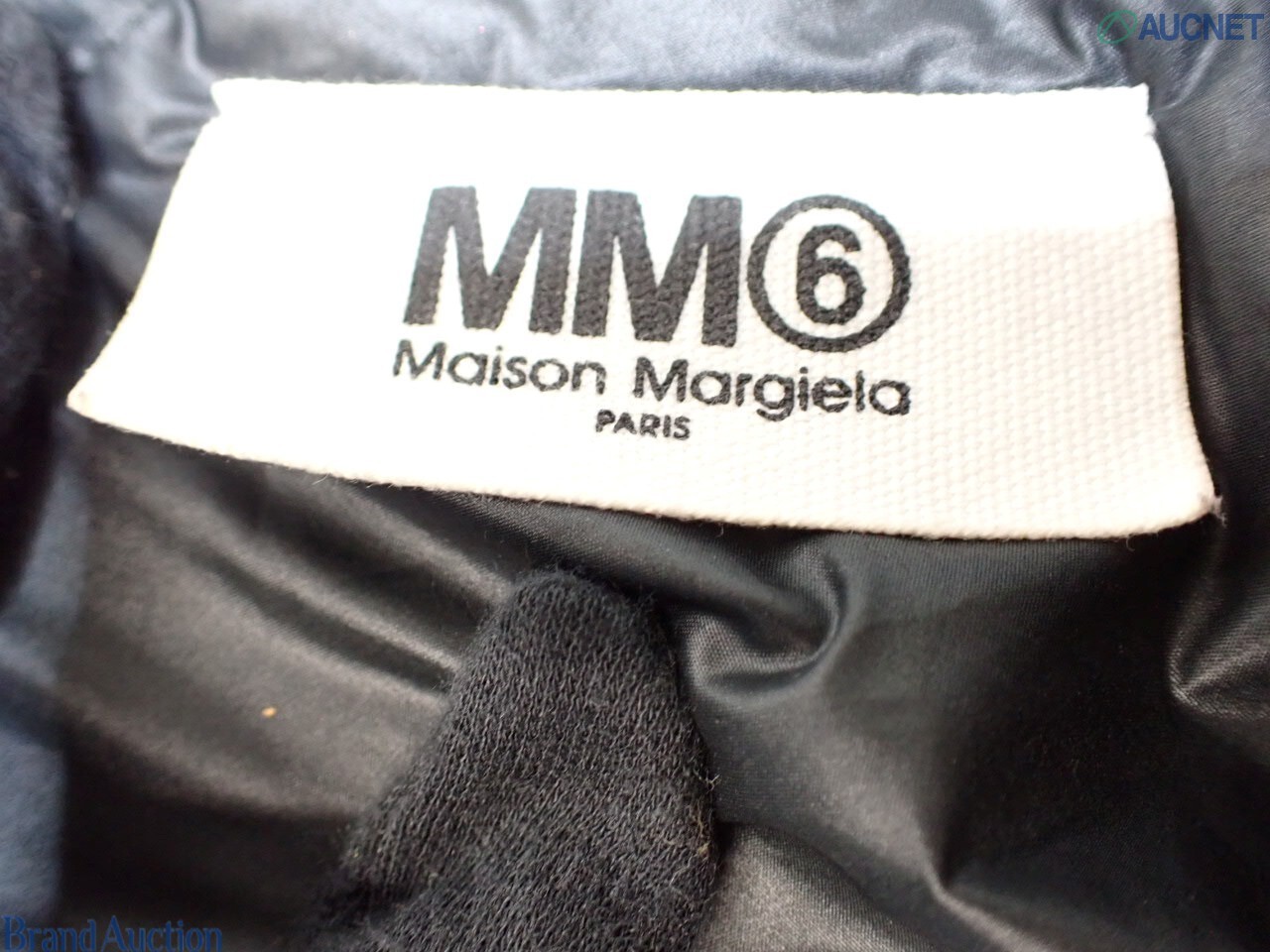 Borsa a spalla Maison Margiela a forma triangolare in rete bianca con interno nero, vista frontale su fondo chiaro — vista 15
