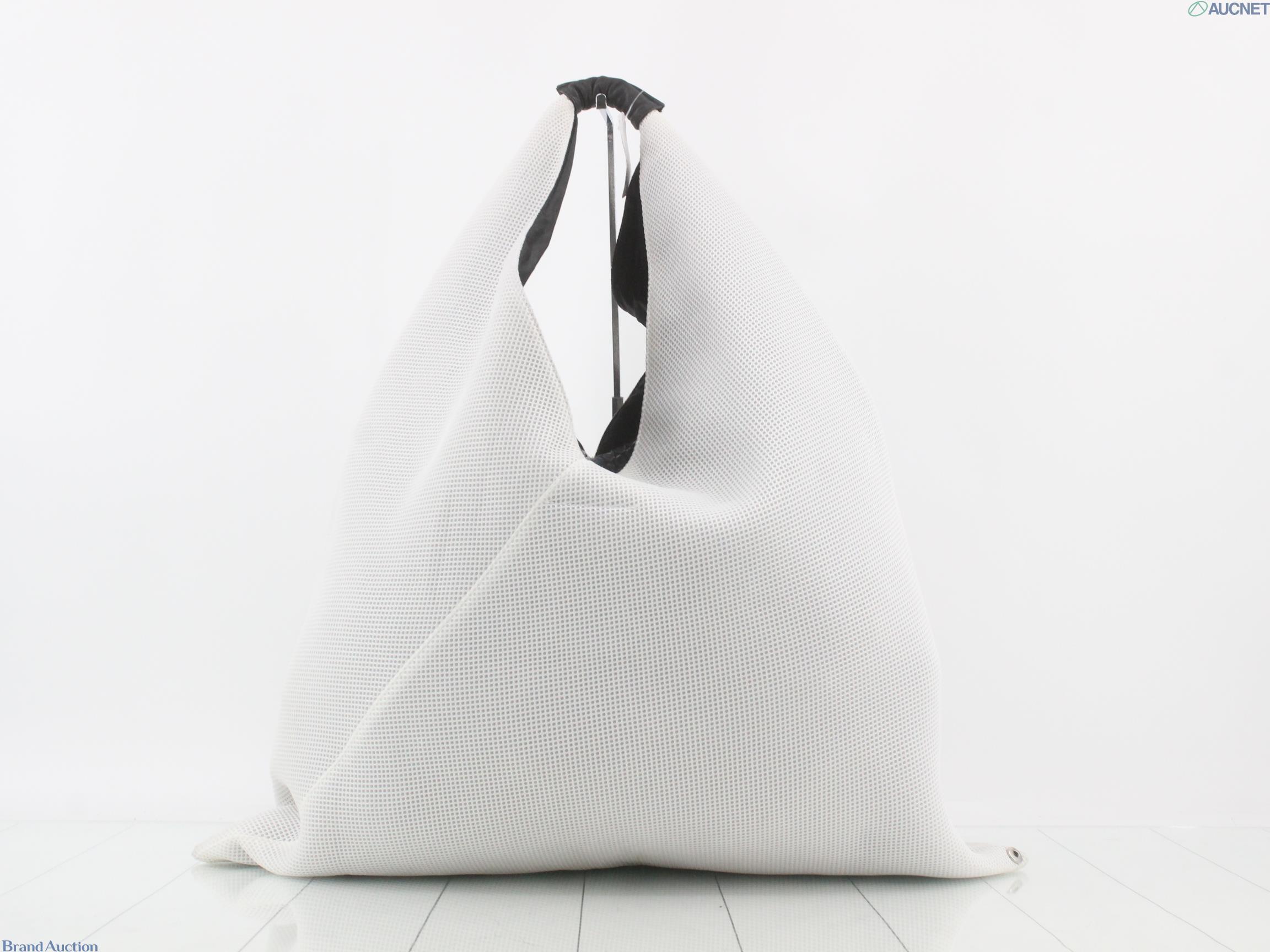 Borsa a spalla Maison Margiela a forma triangolare in rete bianca con interno nero, vista frontale su fondo chiaro — vista 16
