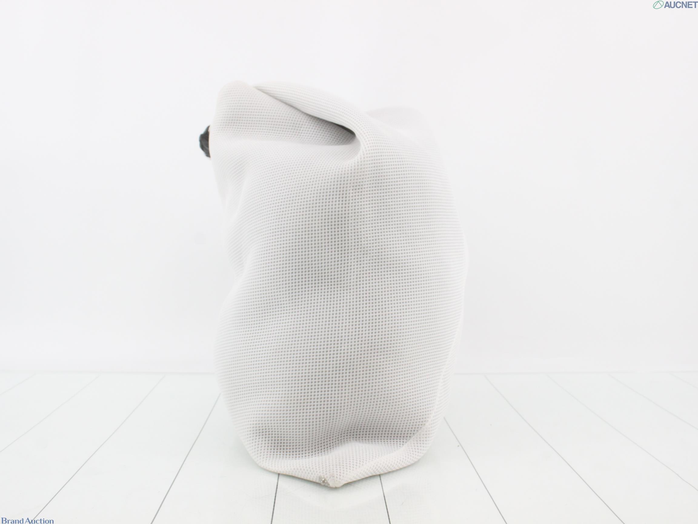 Borsa a spalla Maison Margiela a forma triangolare in rete bianca con interno nero, vista frontale su fondo chiaro — vista 3