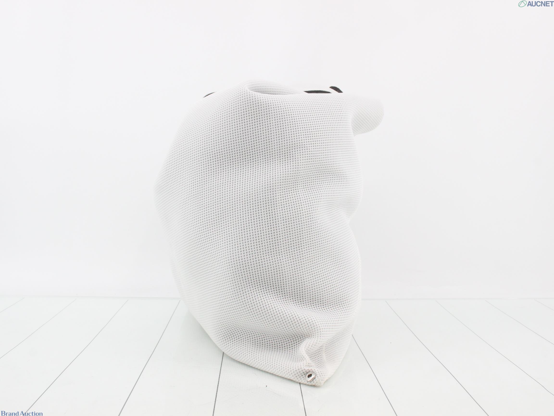 Borsa a spalla Maison Margiela a forma triangolare in rete bianca con interno nero, vista frontale su fondo chiaro — vista 4