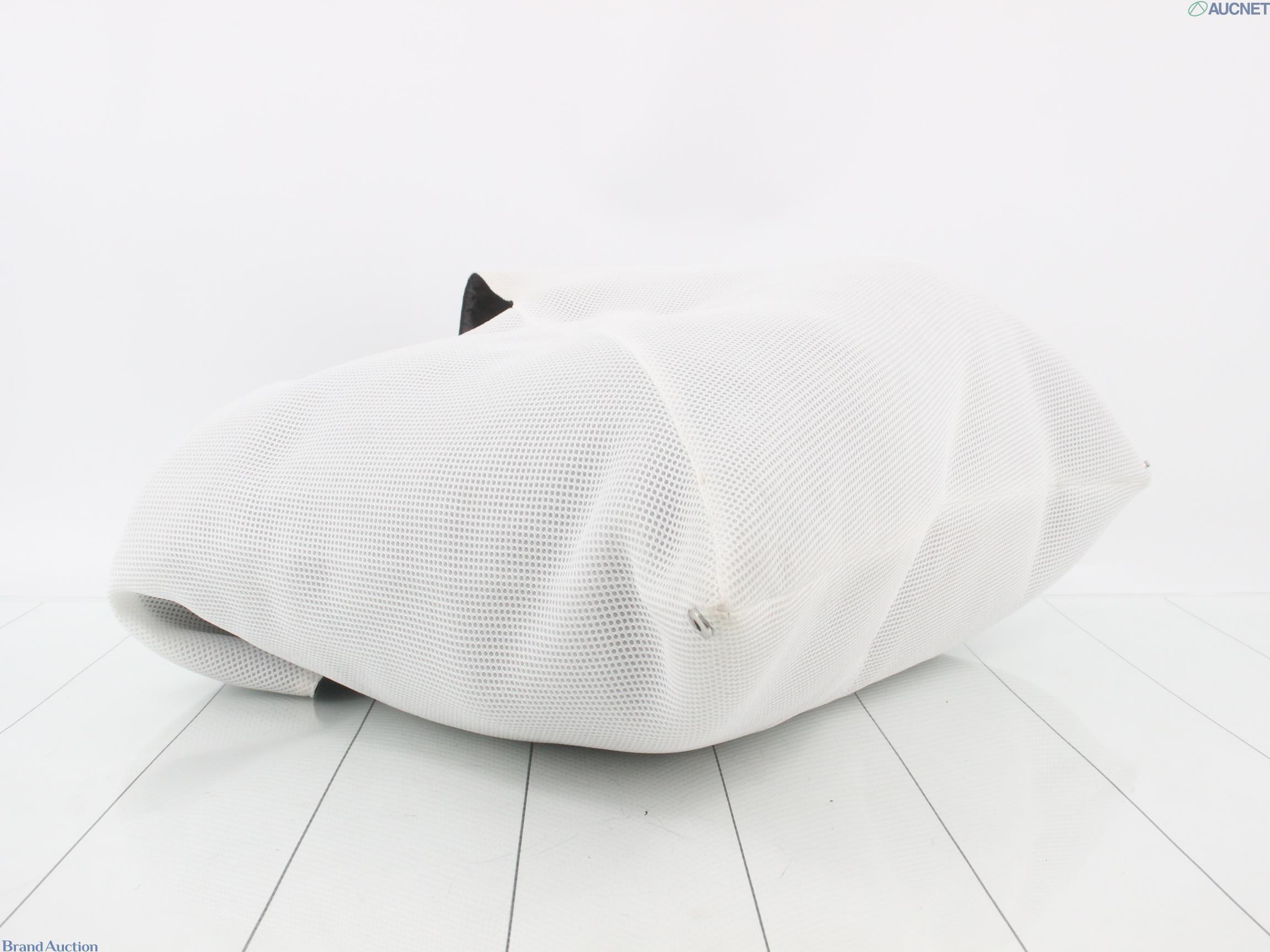Borsa a spalla Maison Margiela a forma triangolare in rete bianca con interno nero, vista frontale su fondo chiaro — vista 5