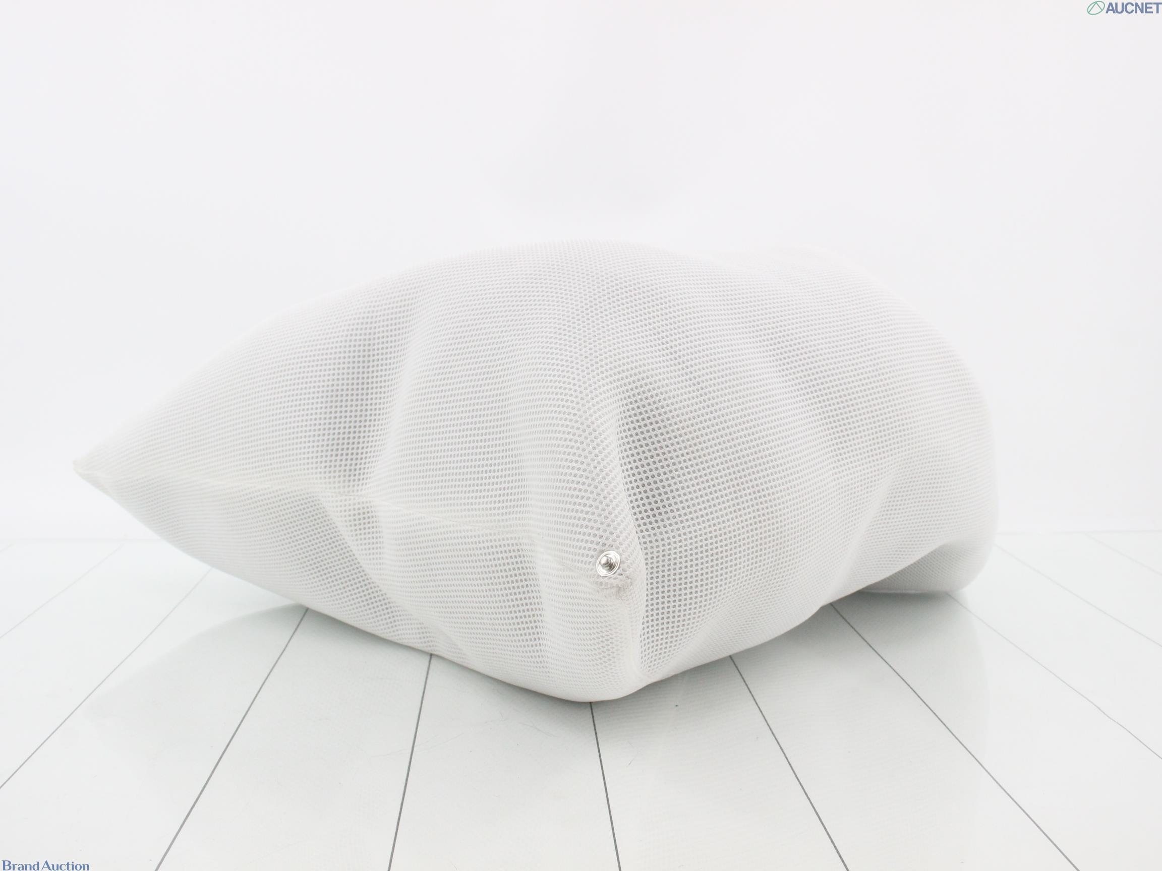 Borsa a spalla Maison Margiela a forma triangolare in rete bianca con interno nero, vista frontale su fondo chiaro — vista 6
