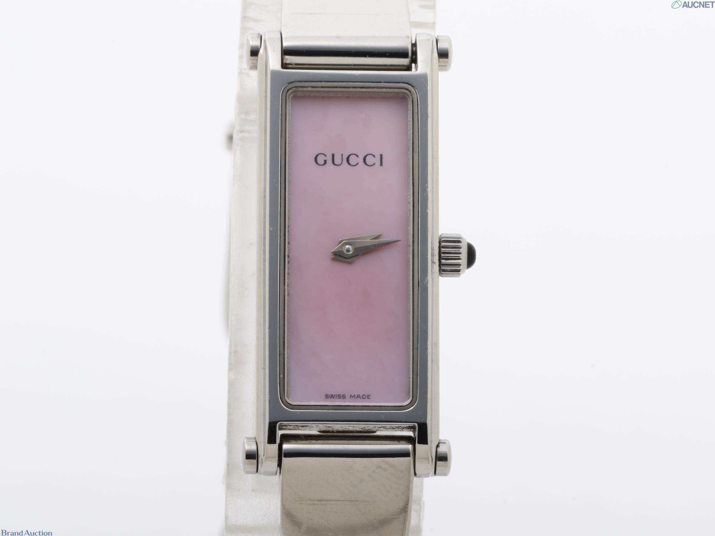 Orologio da donna Gucci con cassa rettangolare in metallo argentato, quadrante rosa e bracciale rigido, vista frontale
