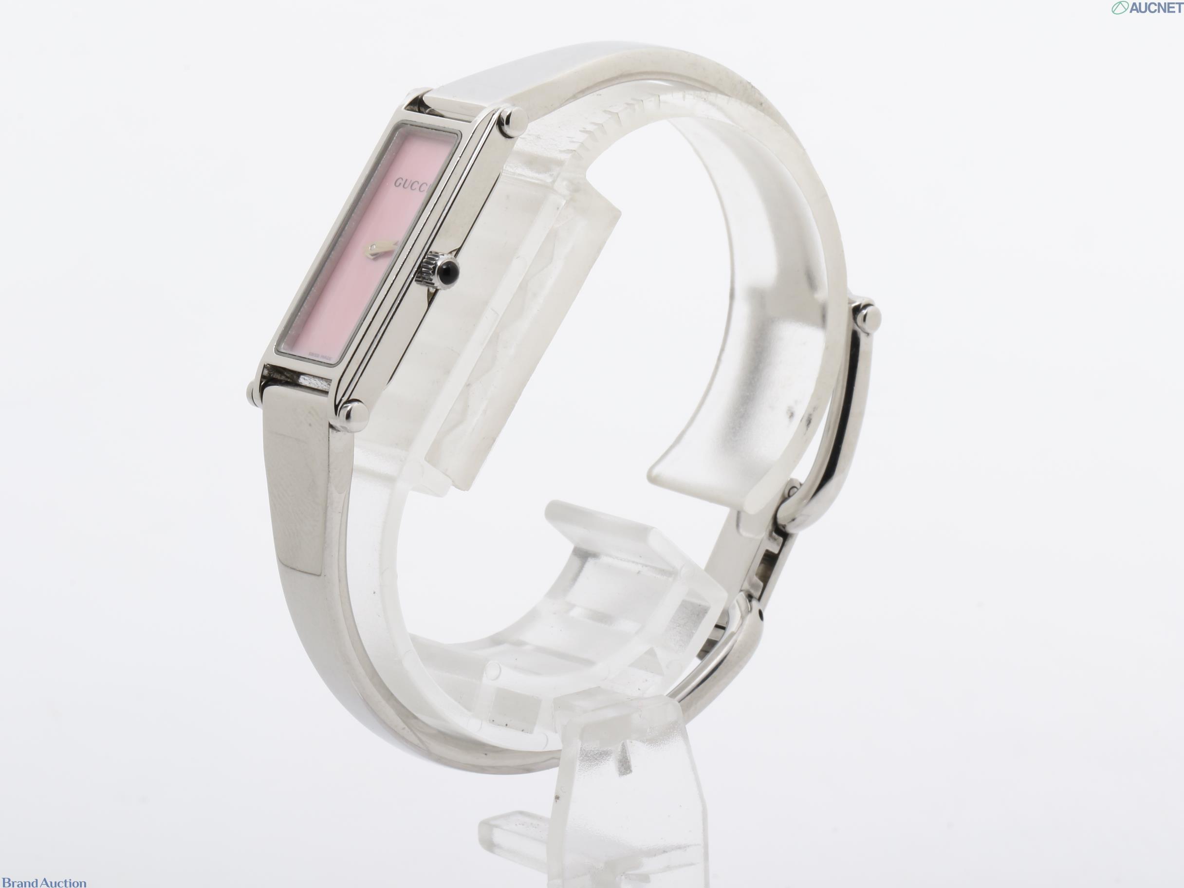 Orologio da donna Gucci con cassa rettangolare in metallo argentato, quadrante rosa e bracciale rigido, vista frontale — vista 2