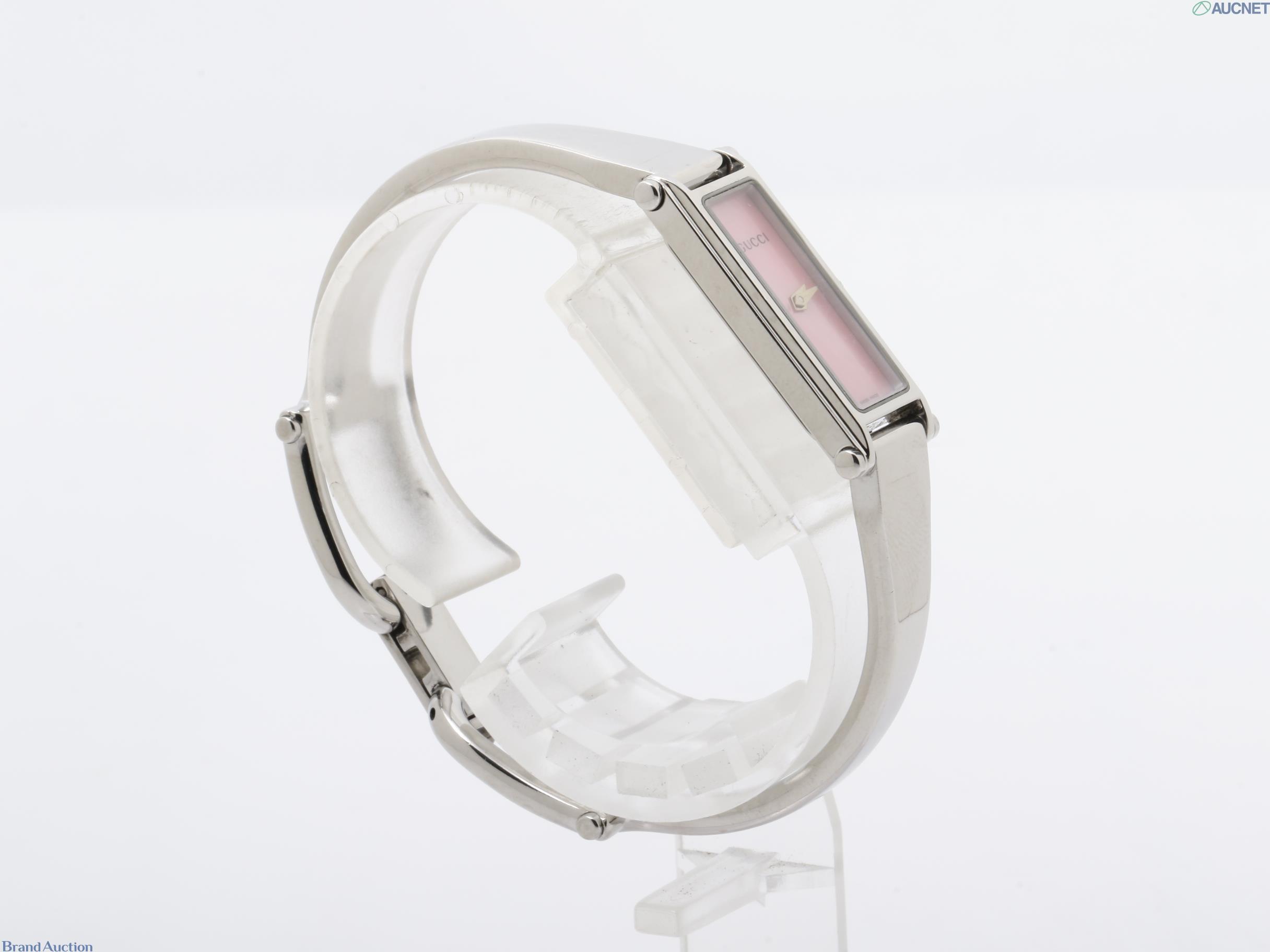 Orologio da donna Gucci con cassa rettangolare in metallo argentato, quadrante rosa e bracciale rigido, vista frontale — vista 3