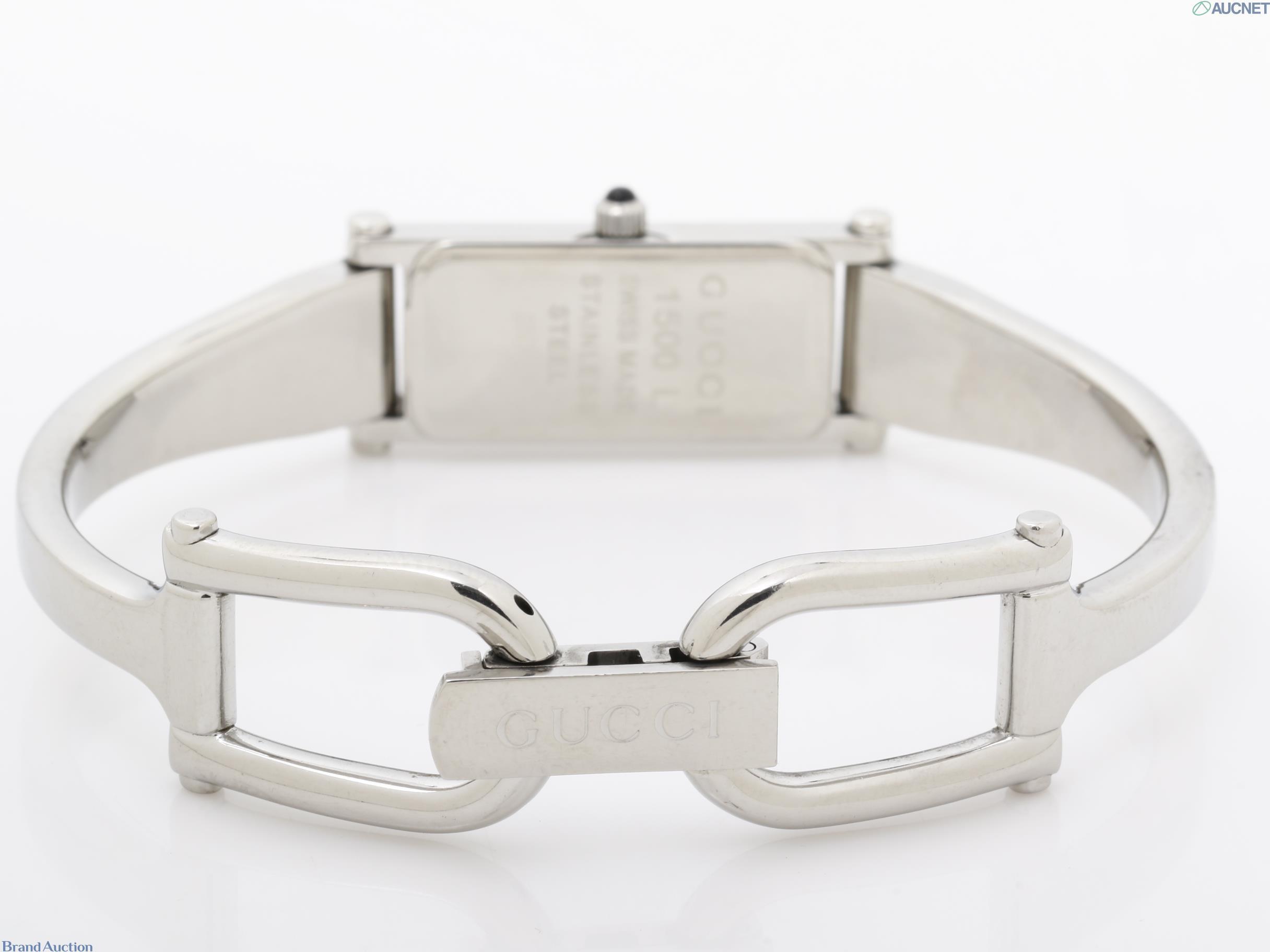 Orologio da donna Gucci con cassa rettangolare in metallo argentato, quadrante rosa e bracciale rigido, vista frontale — vista 5