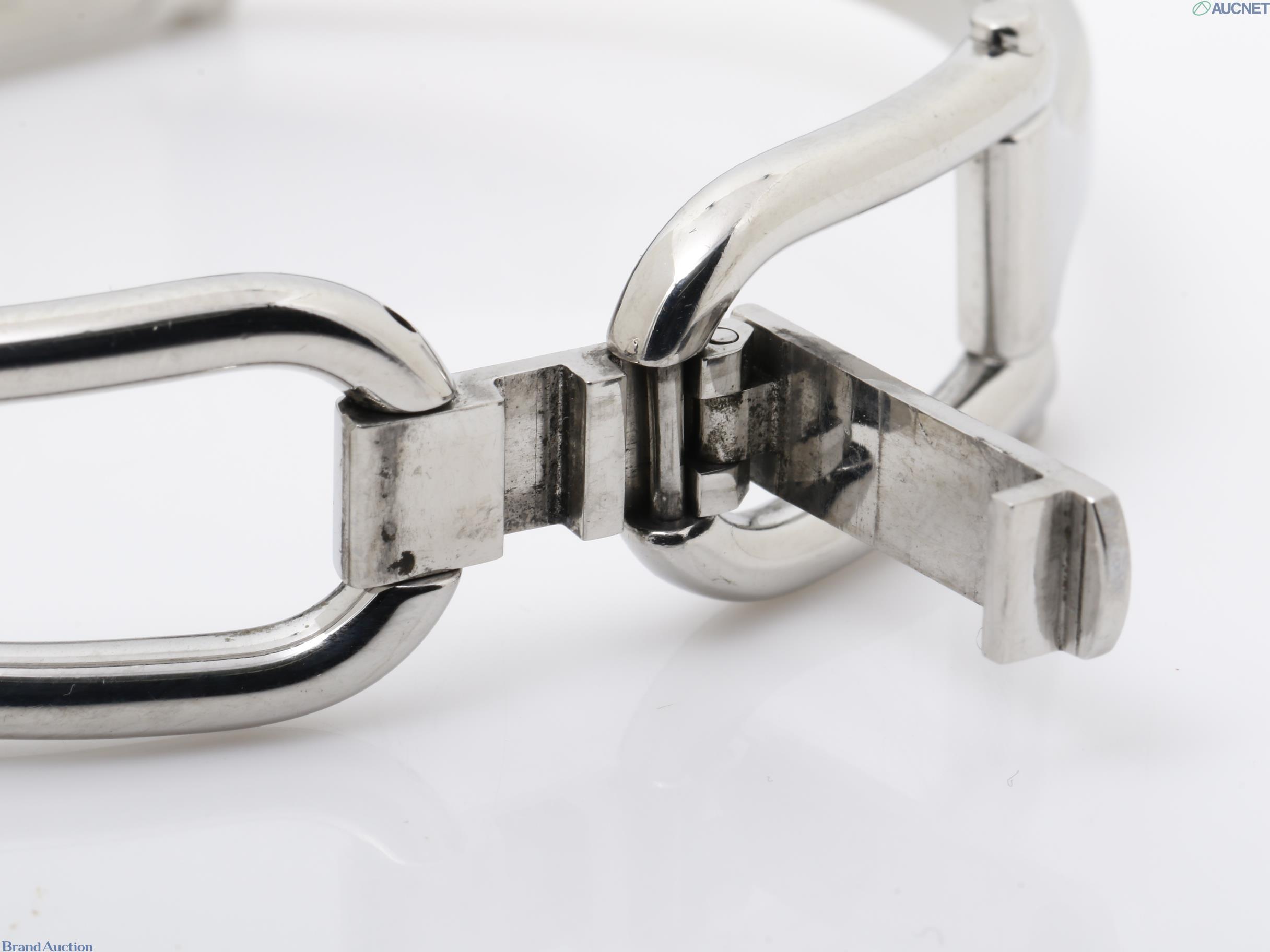 Orologio da donna Gucci con cassa rettangolare in metallo argentato, quadrante rosa e bracciale rigido, vista frontale — vista 6