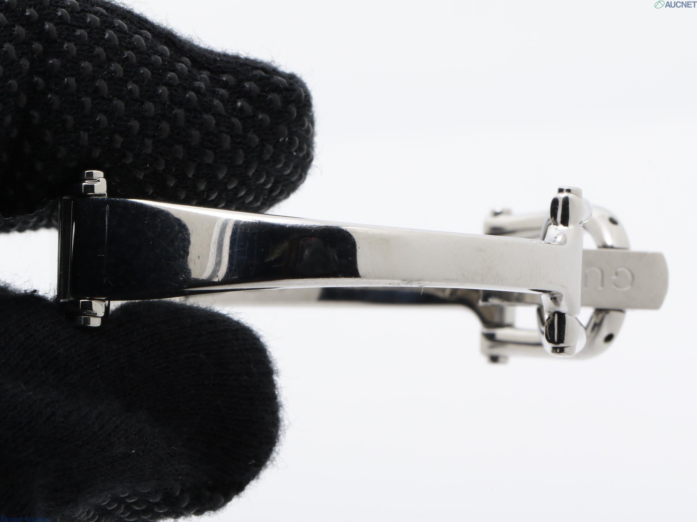 Orologio da donna Gucci con cassa rettangolare in metallo argentato, quadrante rosa e bracciale rigido, vista frontale — vista 7