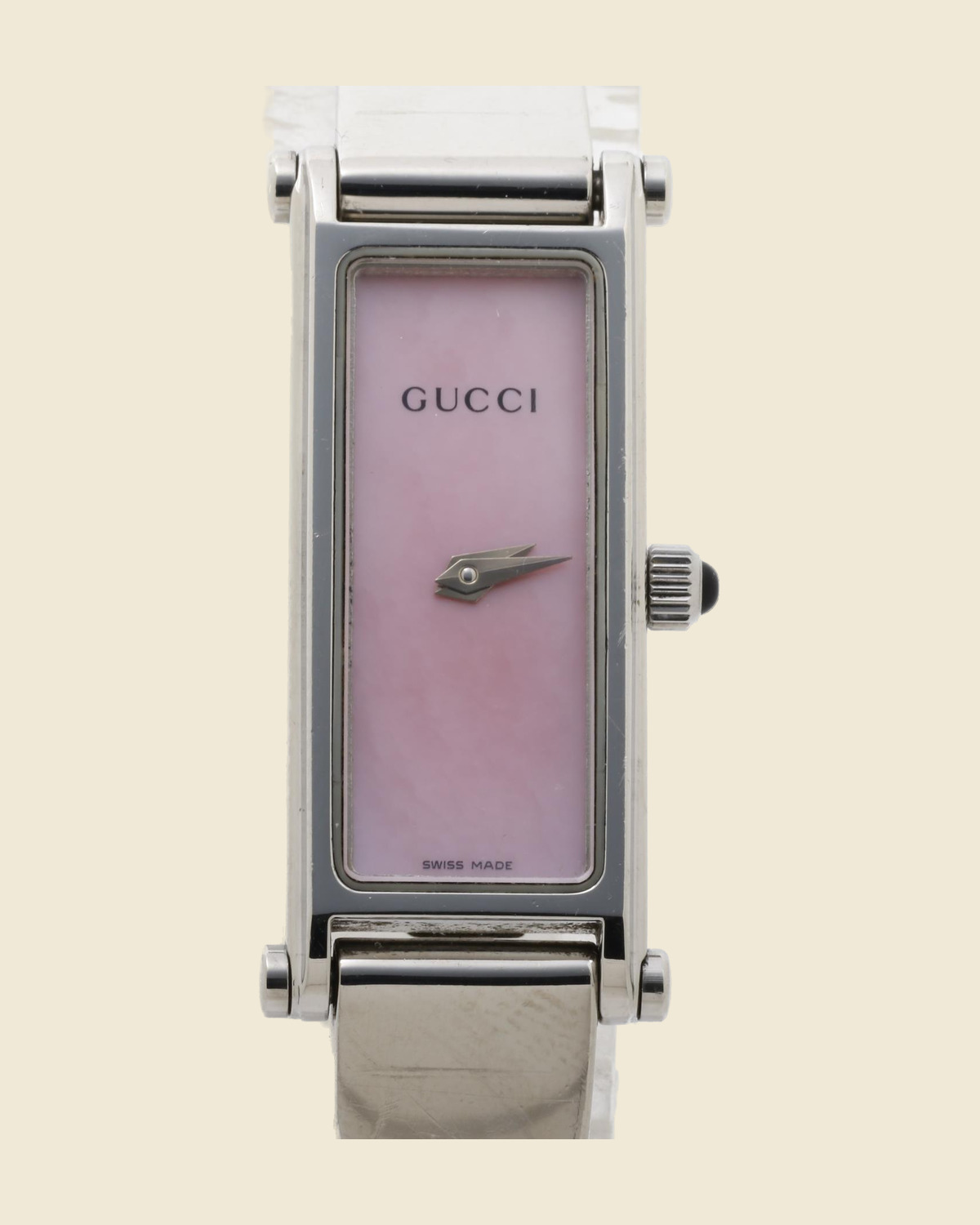 Orologio da donna Gucci con cassa rettangolare in metallo argentato, quadrante rosa e bracciale rigido, vista frontale