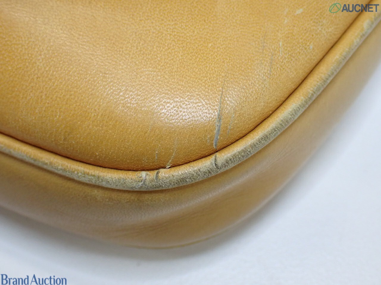 Borsa Gucci con micro motivo GG su fondo beige, finiture color miele e chiusura a pistone dorata, vista frontale — vista 14
