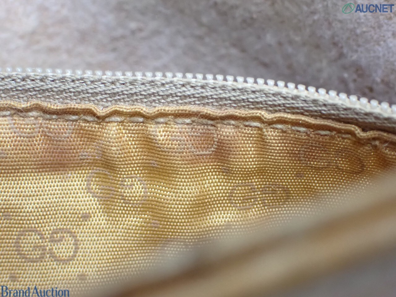 Borsa Gucci con micro motivo GG su fondo beige, finiture color miele e chiusura a pistone dorata, vista frontale — vista 18