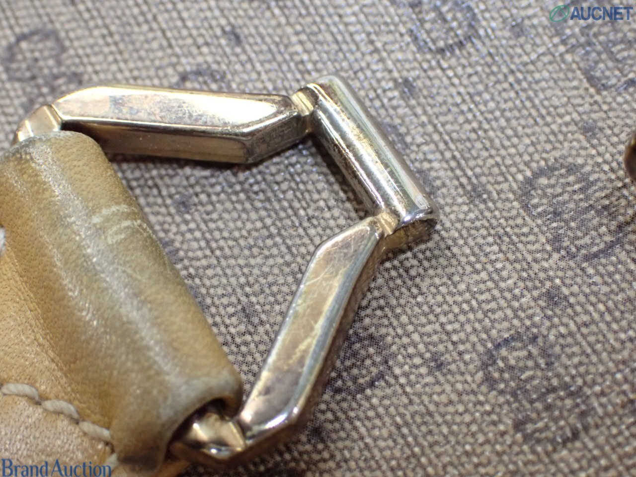 Borsa Gucci con micro motivo GG su fondo beige, finiture color miele e chiusura a pistone dorata, vista frontale — vista 19