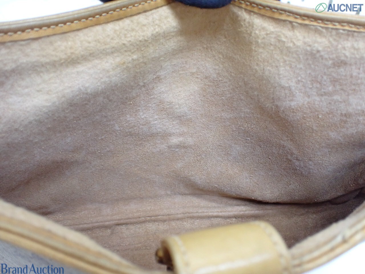 Borsa Gucci con micro motivo GG su fondo beige, finiture color miele e chiusura a pistone dorata, vista frontale — vista 22