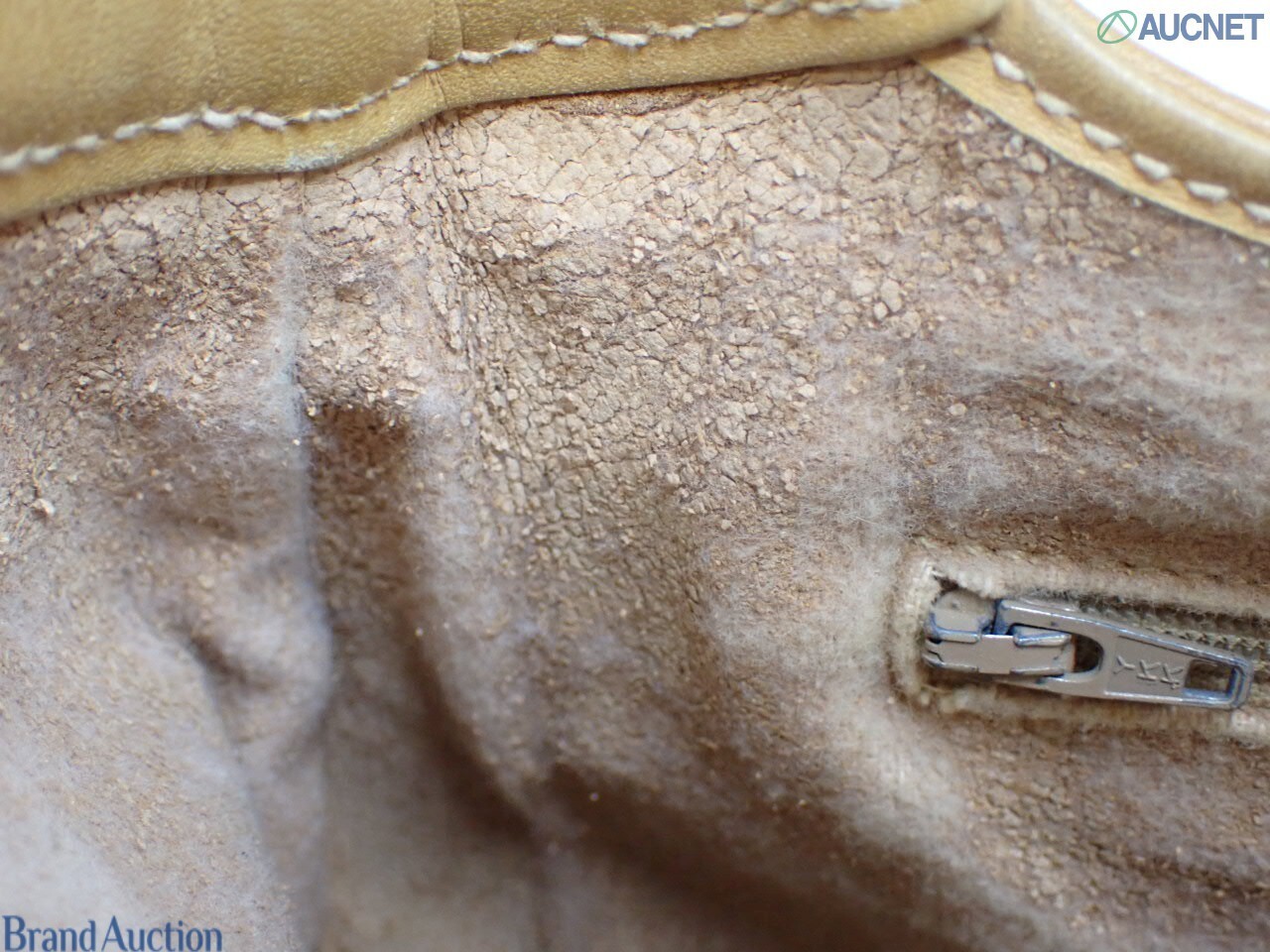 Borsa Gucci con micro motivo GG su fondo beige, finiture color miele e chiusura a pistone dorata, vista frontale — vista 23