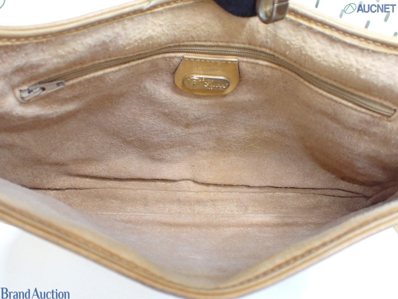 Borsa Gucci con micro motivo GG su fondo beige, finiture color miele e chiusura a pistone dorata, vista frontale — vista 24