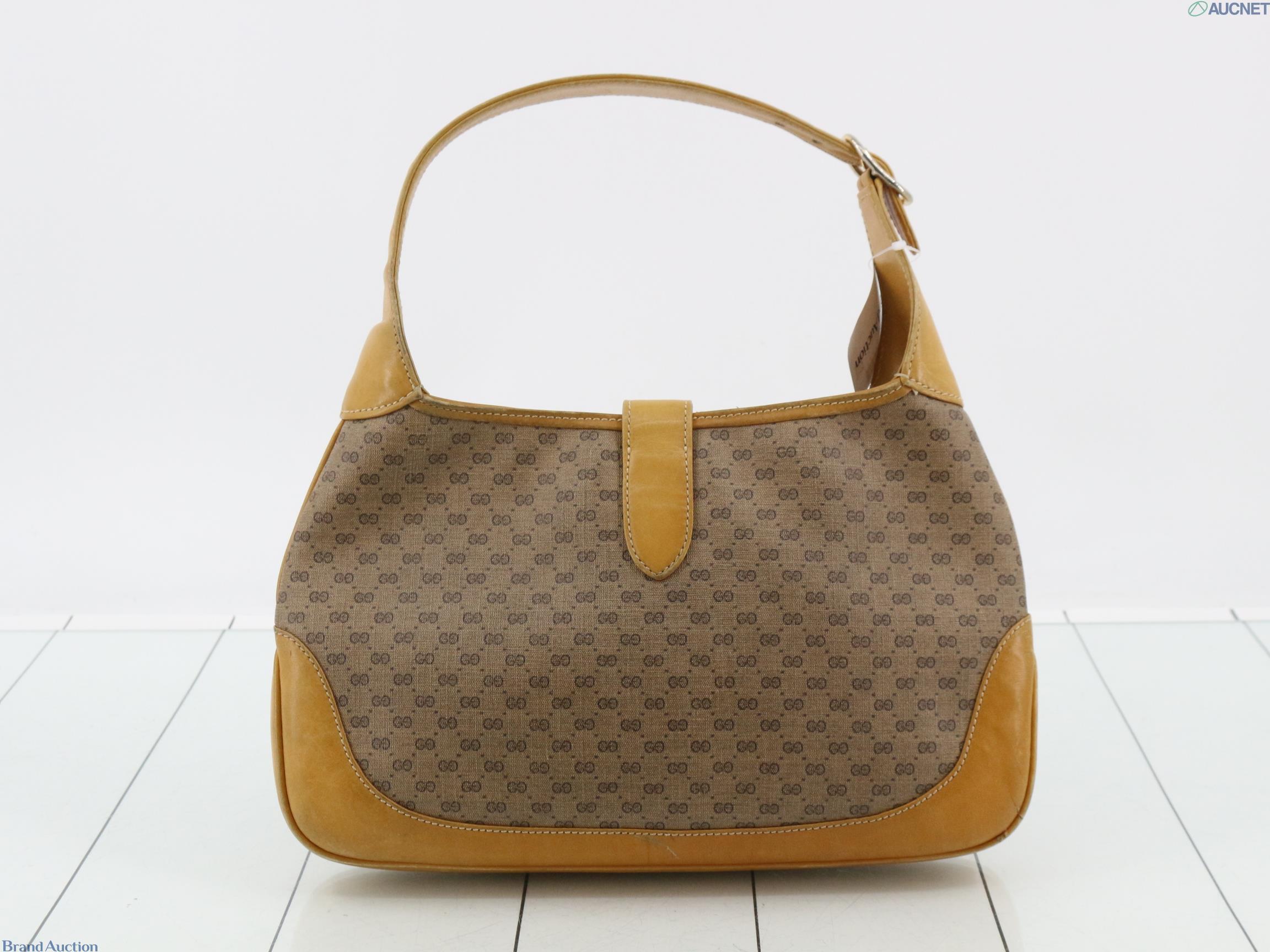 Borsa Gucci con micro motivo GG su fondo beige, finiture color miele e chiusura a pistone dorata, vista frontale — vista 26