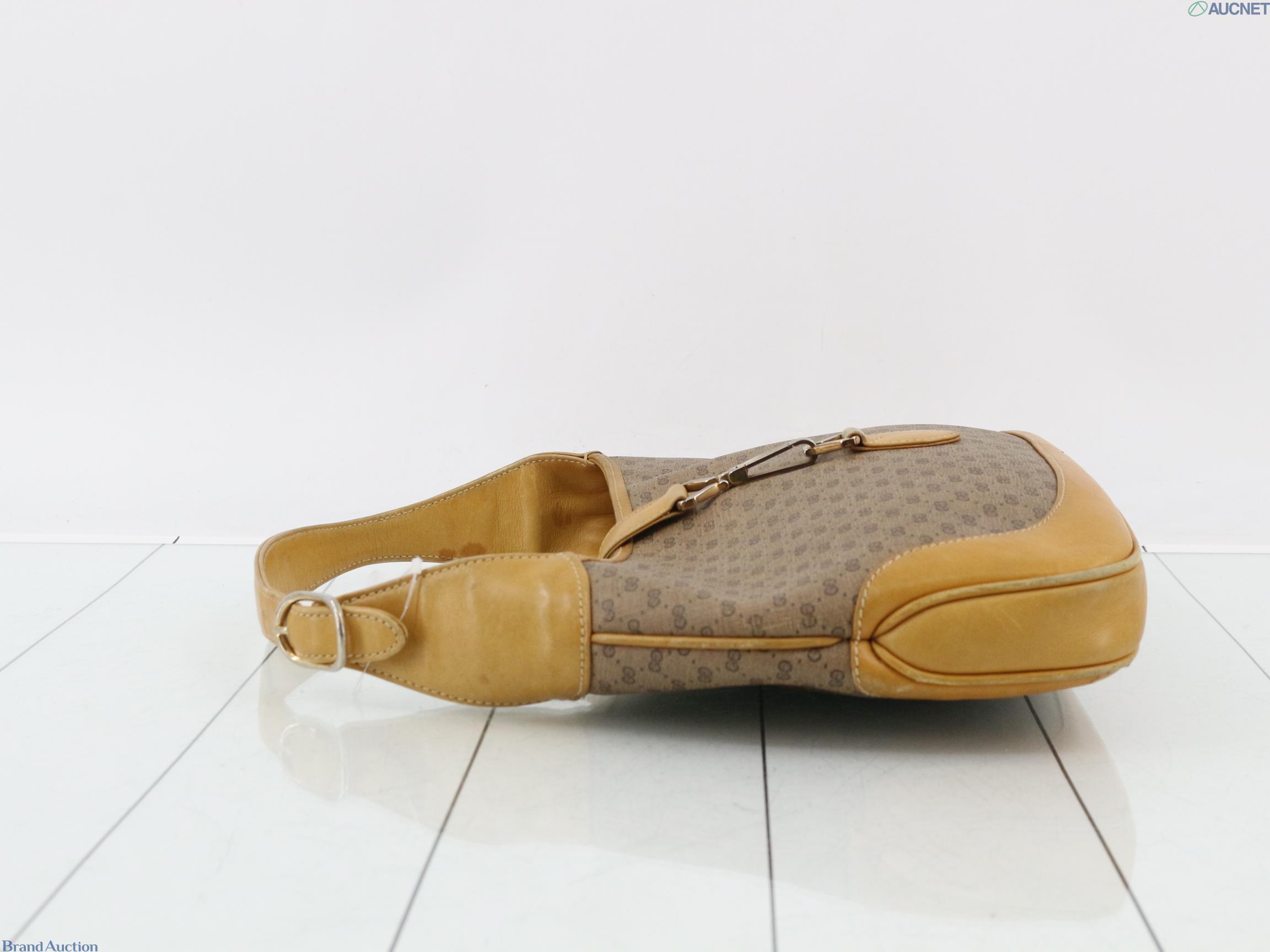 Borsa Gucci con micro motivo GG su fondo beige, finiture color miele e chiusura a pistone dorata, vista frontale — vista 28