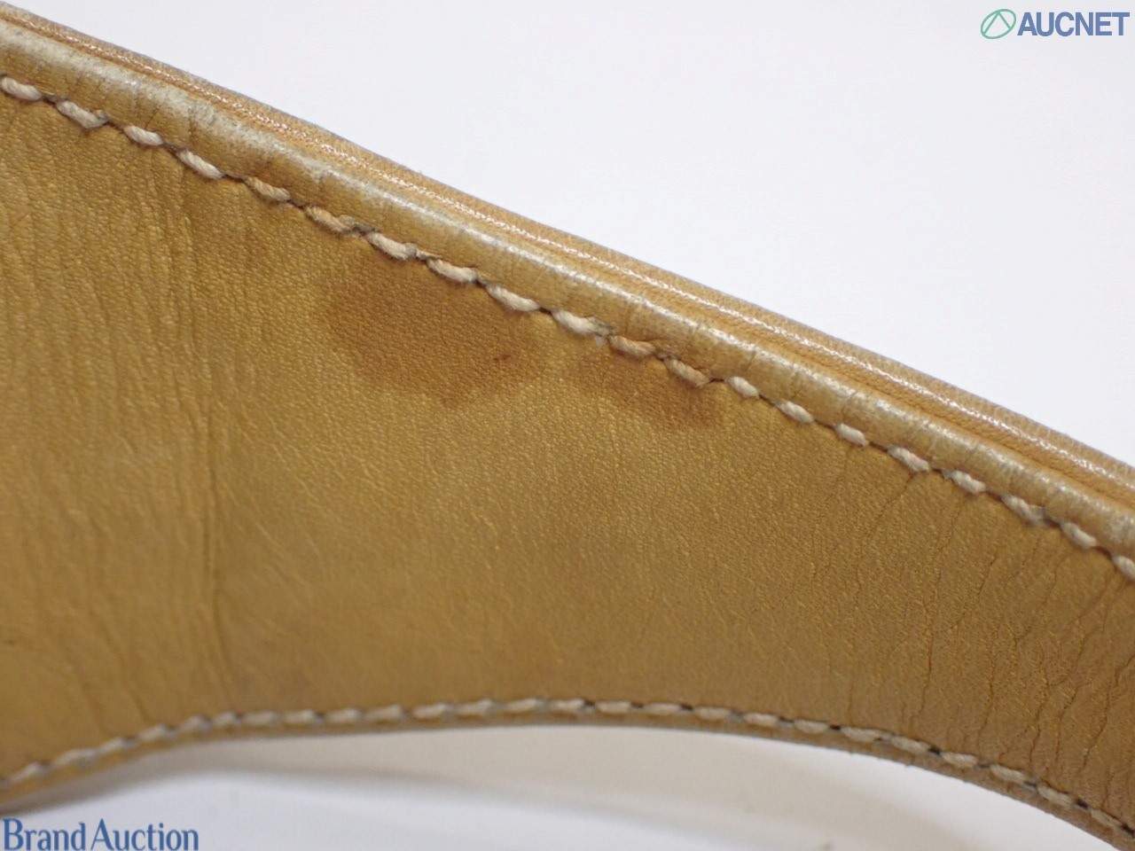 Borsa Gucci con micro motivo GG su fondo beige, finiture color miele e chiusura a pistone dorata, vista frontale — vista 8