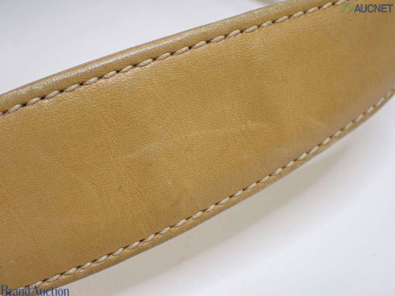 Borsa Gucci con micro motivo GG su fondo beige, finiture color miele e chiusura a pistone dorata, vista frontale — vista 9