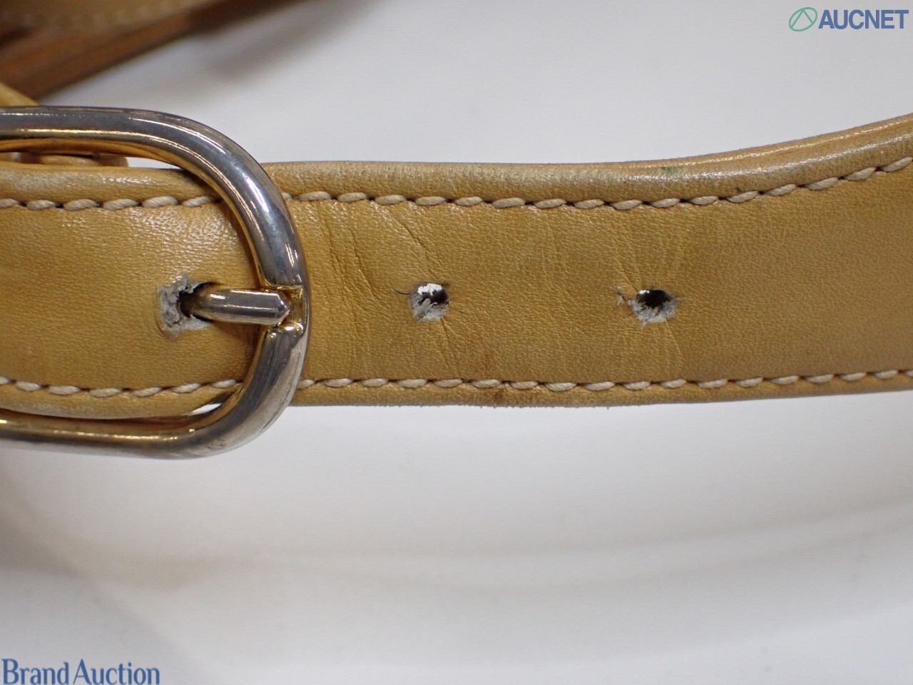 Borsa Gucci con micro motivo GG su fondo beige, finiture color miele e chiusura a pistone dorata, vista frontale — vista 10