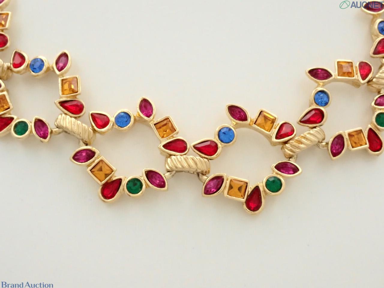 Collana Yves Saint Laurent a maglie dorate con pietre colorate rosse, fucsia, blu, verdi e ambra, vista ravvicinata