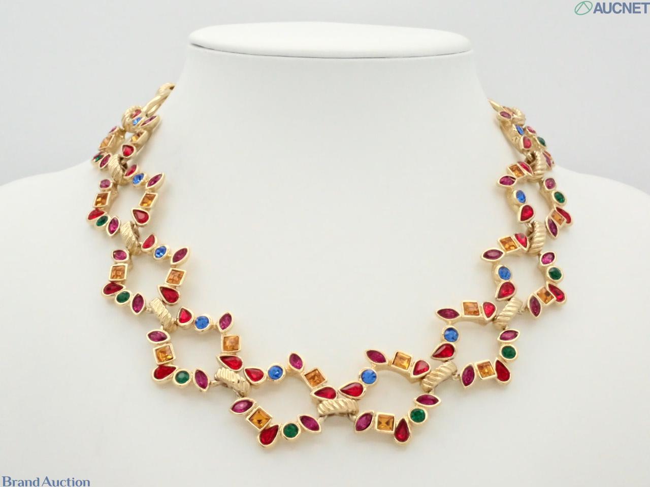 Collana Yves Saint Laurent a maglie dorate con pietre colorate rosse, fucsia, blu, verdi e ambra, vista ravvicinata — vista 3