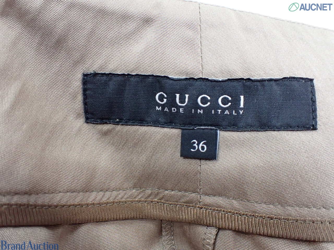 Gonna Gucci color sabbia su manichino, con pannello a portafoglio e fascia annodata a fiocco in vita — vista 4