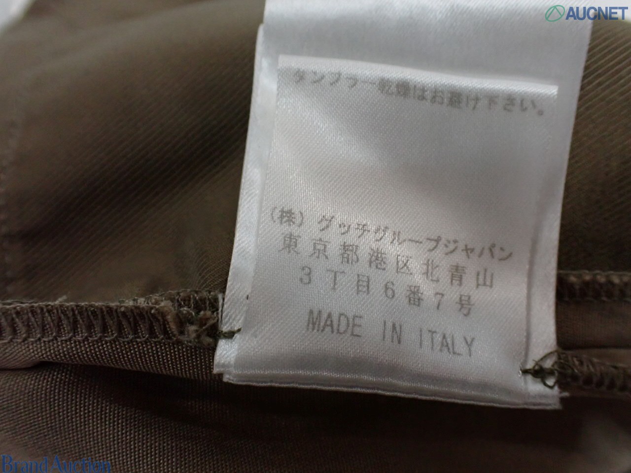 Gonna Gucci color sabbia su manichino, con pannello a portafoglio e fascia annodata a fiocco in vita — vista 5