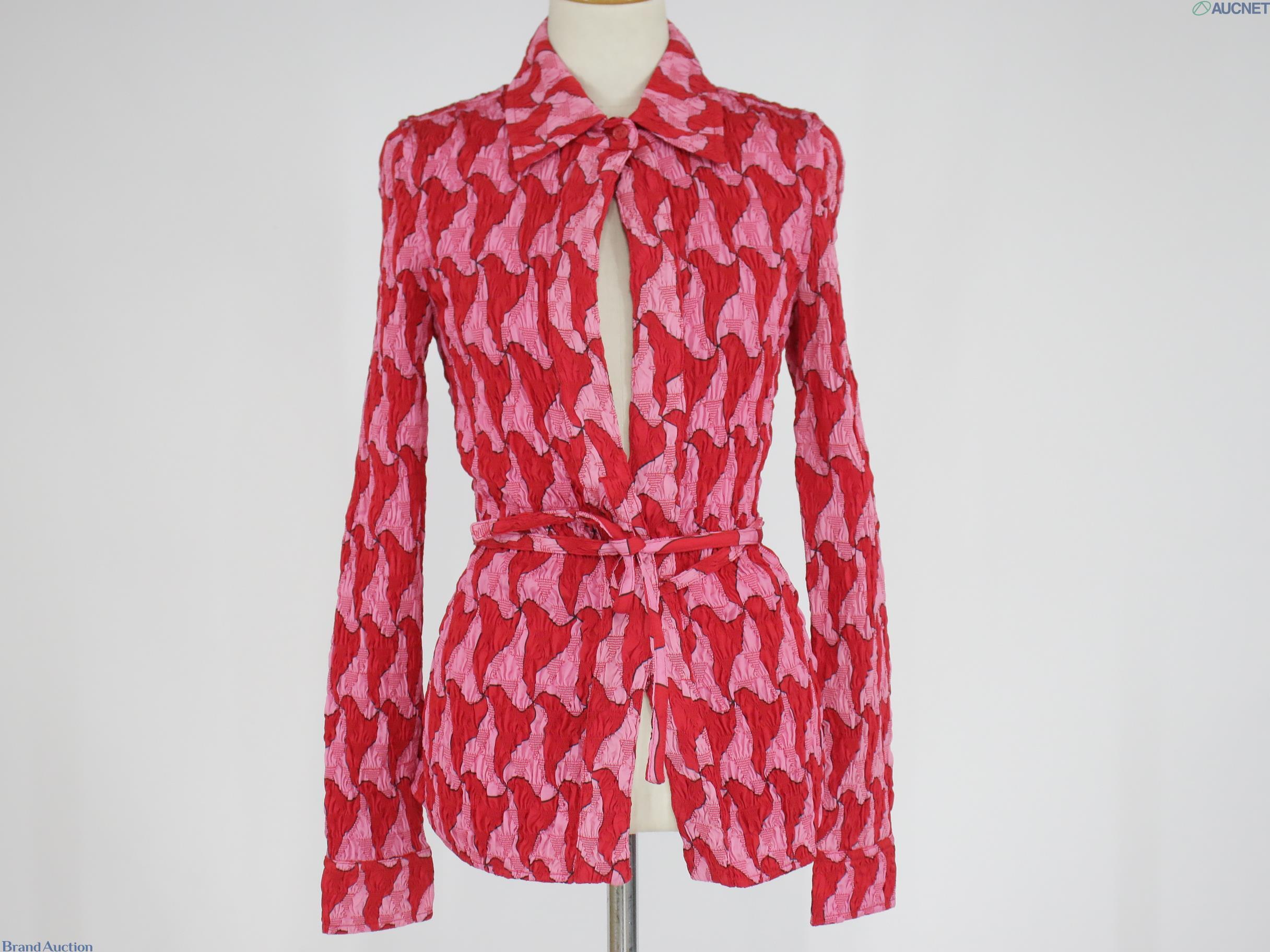 Camicia Bottega Veneta in tessuto increspato rosso e rosa su manichino, colletto a punta e cintura annodata in vita