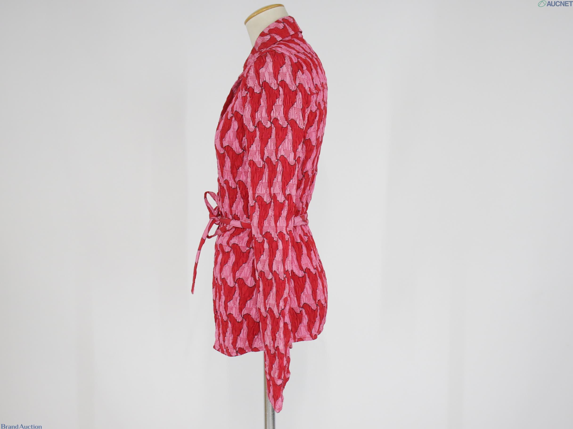 Camicia Bottega Veneta in tessuto increspato rosso e rosa su manichino, colletto a punta e cintura annodata in vita — vista 2