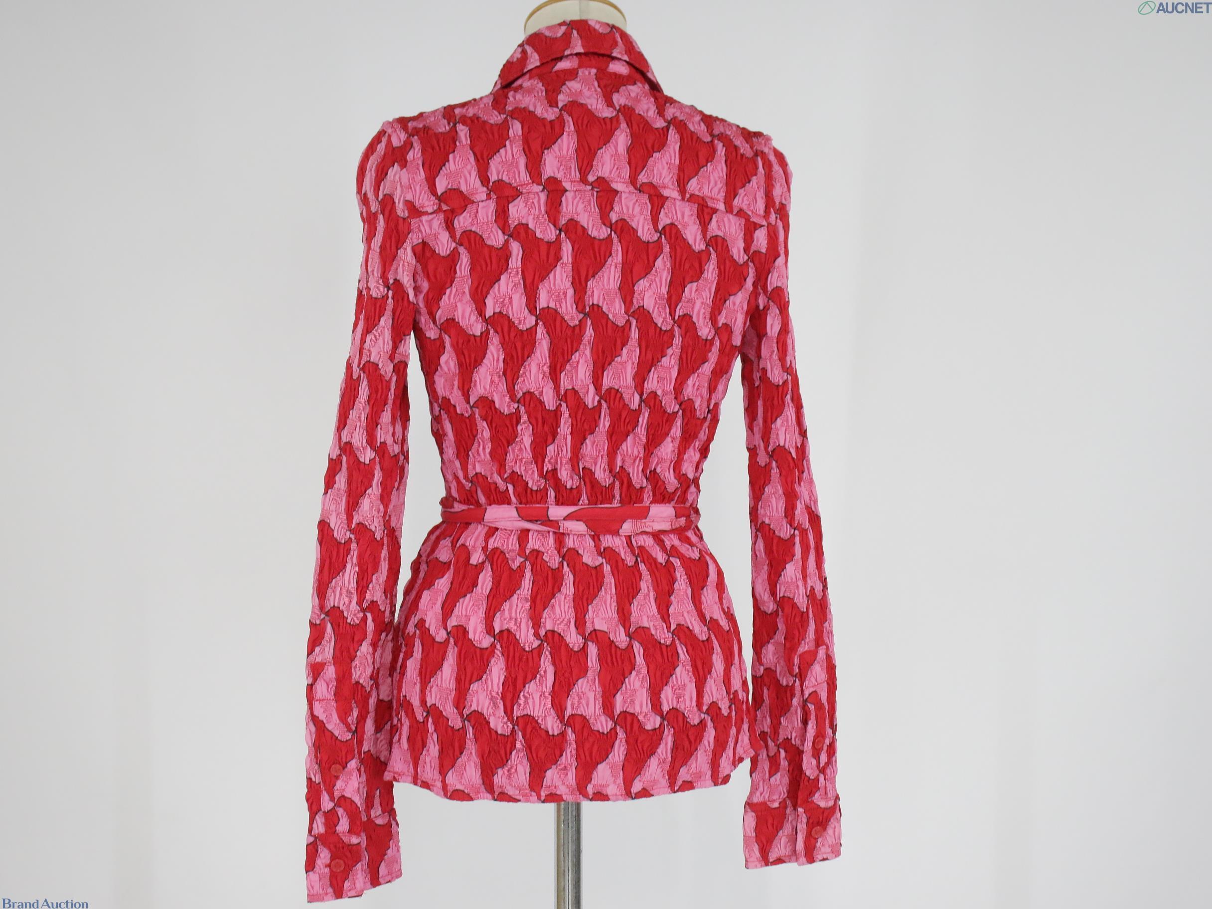 Camicia Bottega Veneta in tessuto increspato rosso e rosa su manichino, colletto a punta e cintura annodata in vita — vista 3
